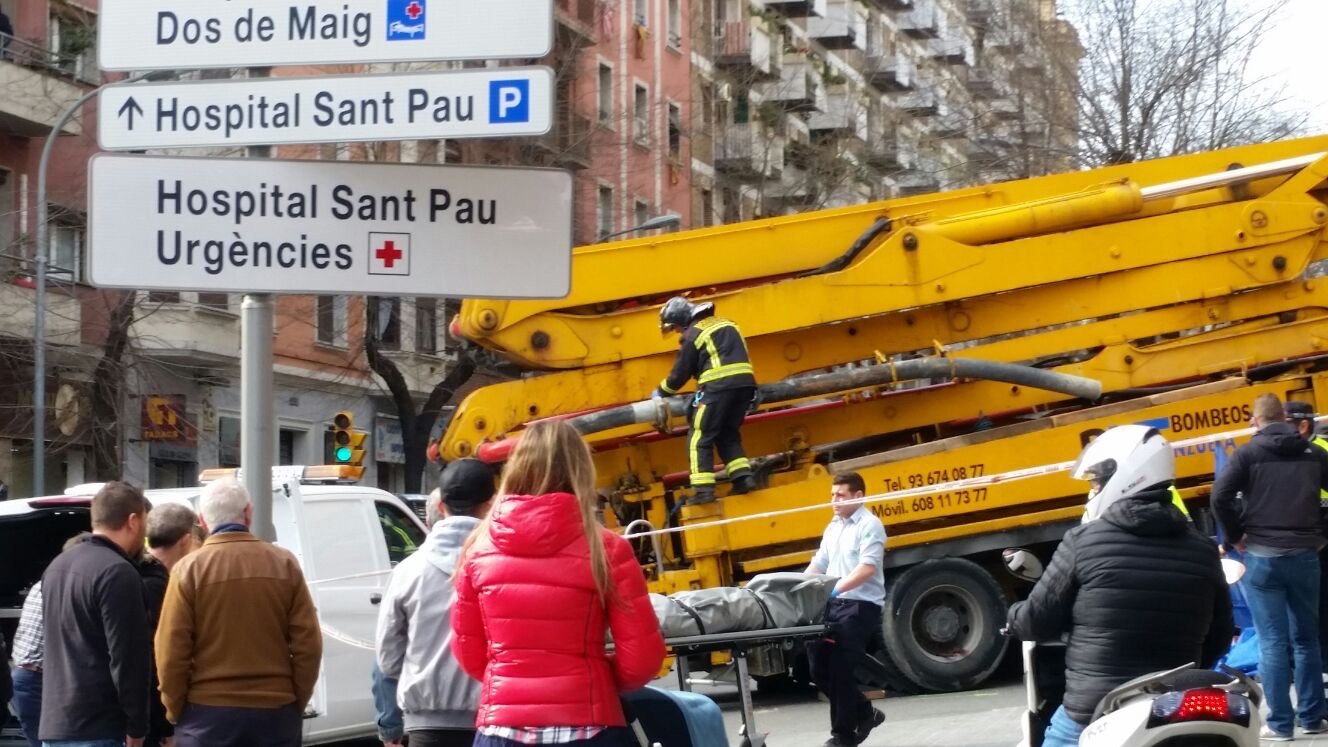 Muere una motorista en un choque con una grúa en Barcelona