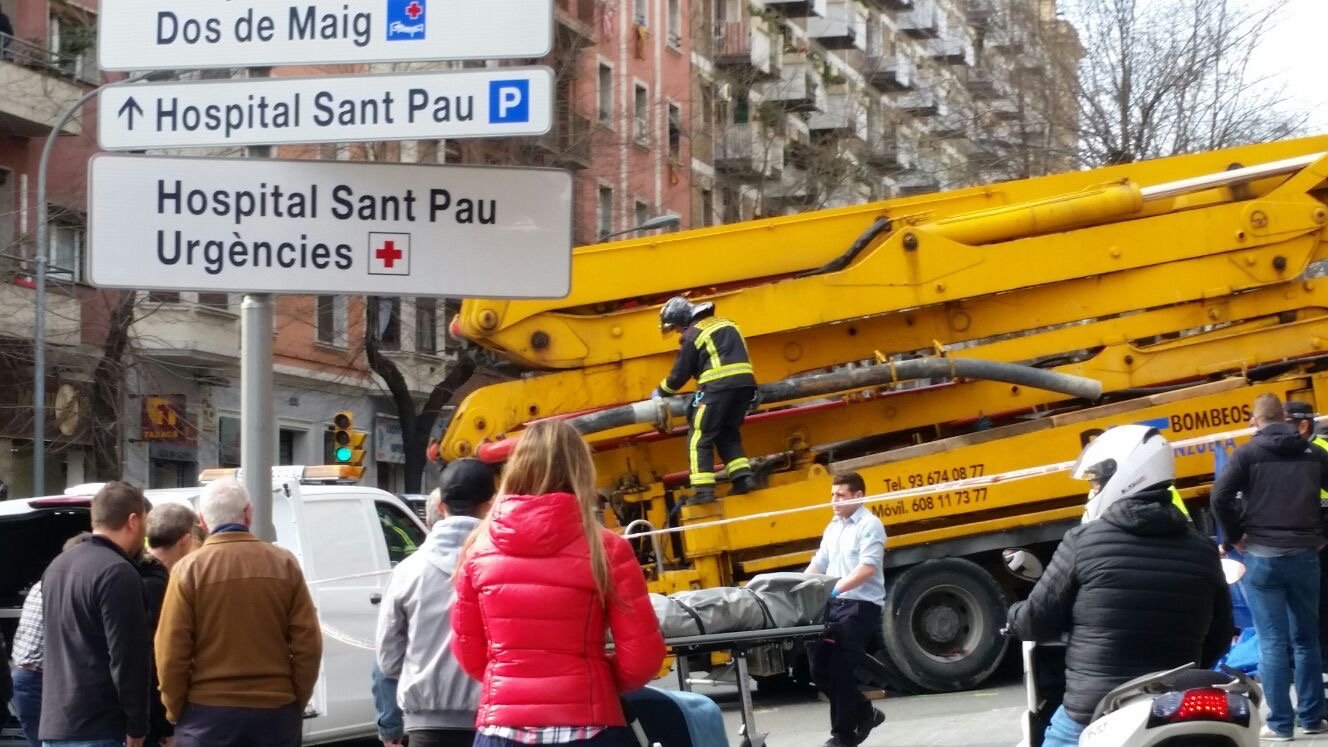 Mor una motorista en un xoc amb una grua a Barcelona