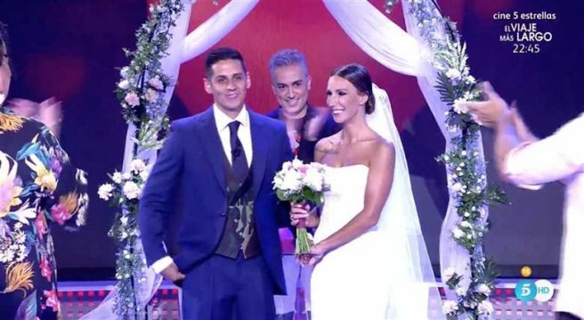 fani y christofer en el altar de su boda oficiada miedo kiko hernandez