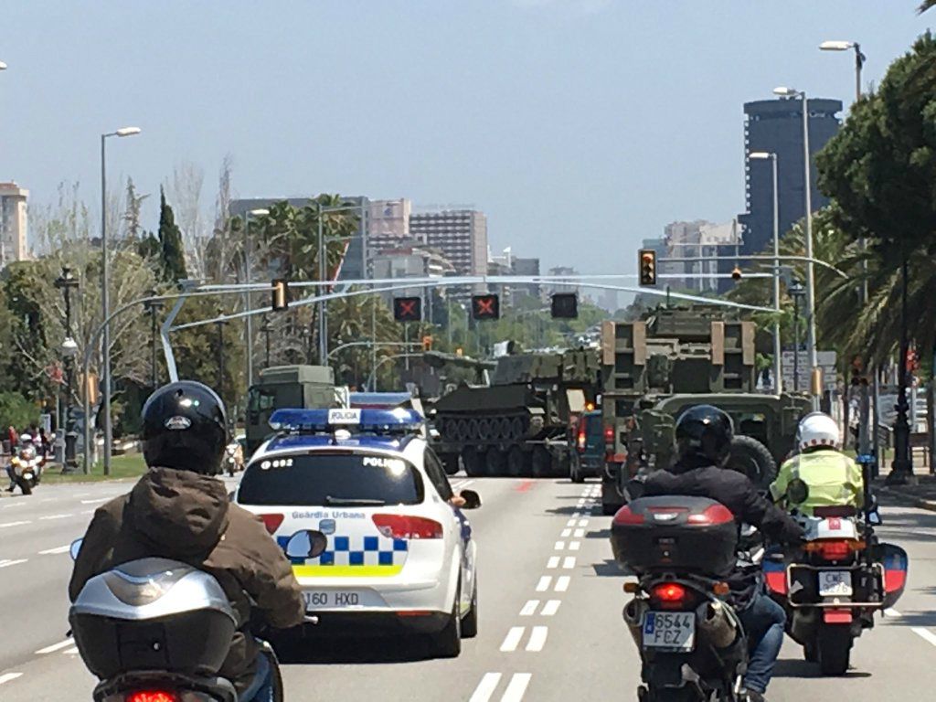 Els tancs entren per la Diagonal, pel Dia de les Forces Armades