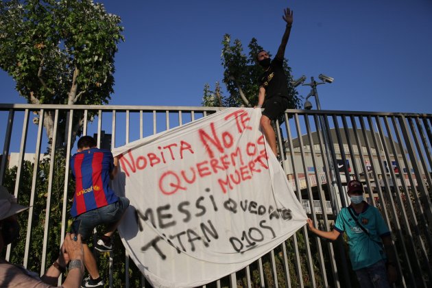 pancarta contra Bartomeu concentración Camp Nou - Sergi Alcàzar