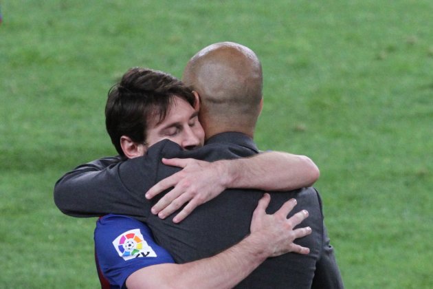 Leo Messi Pep Guardiola abraçada GTRES