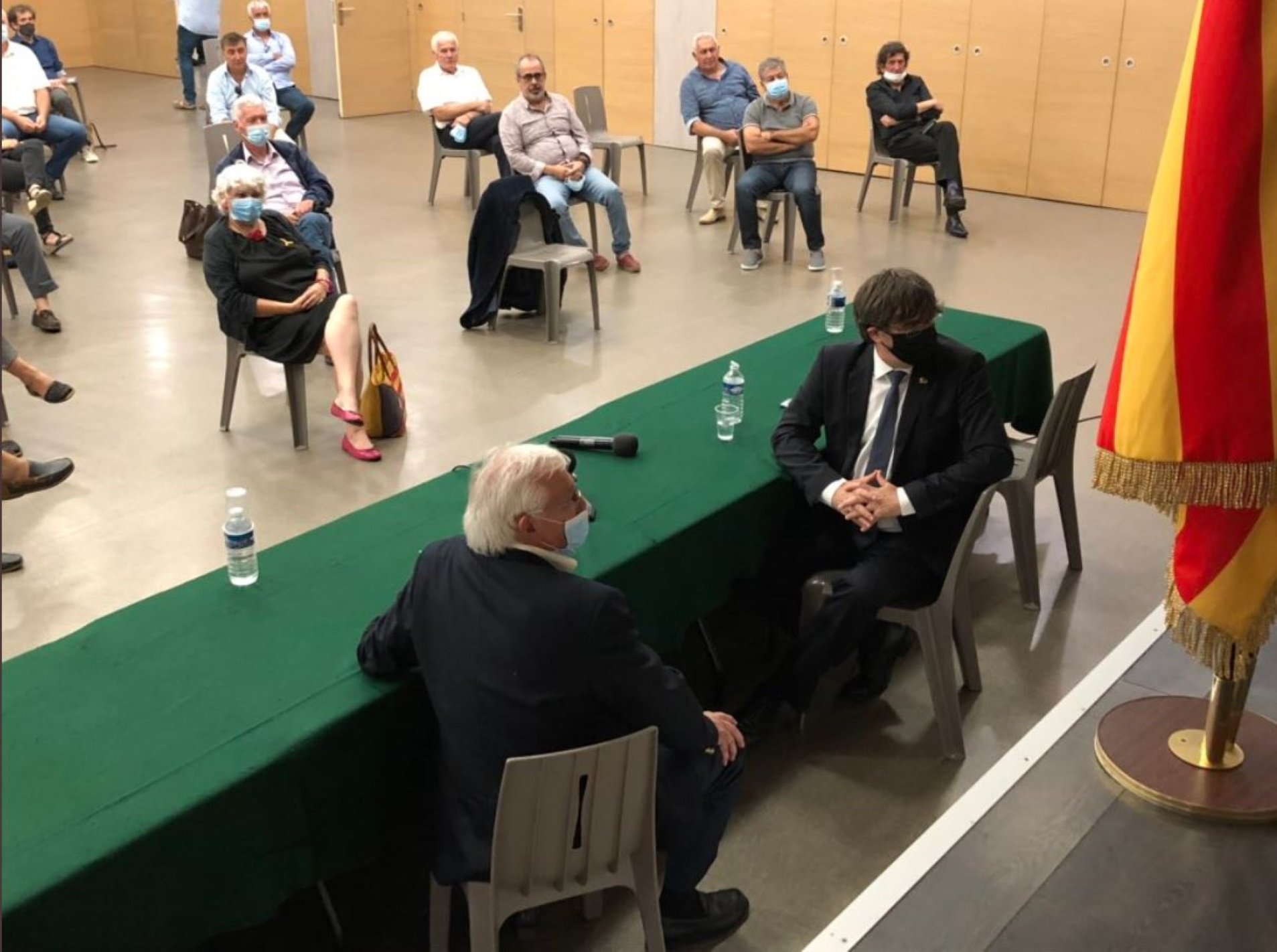Puigdemont reaparece en un encuentro con 30 alcaldes norcatalanes