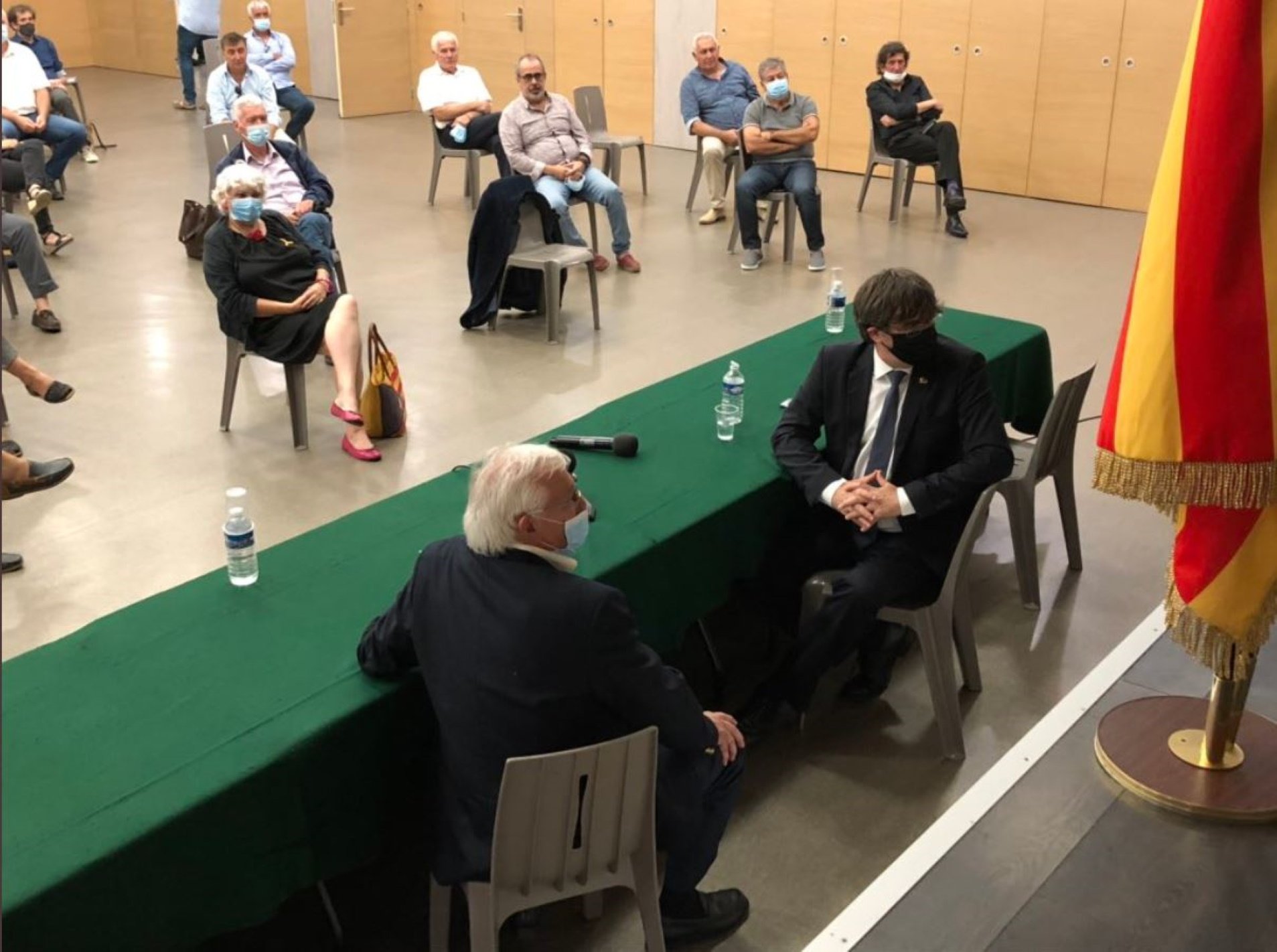 Puigdemont reapareix en una trobada amb 30 alcaldes nord-catalans