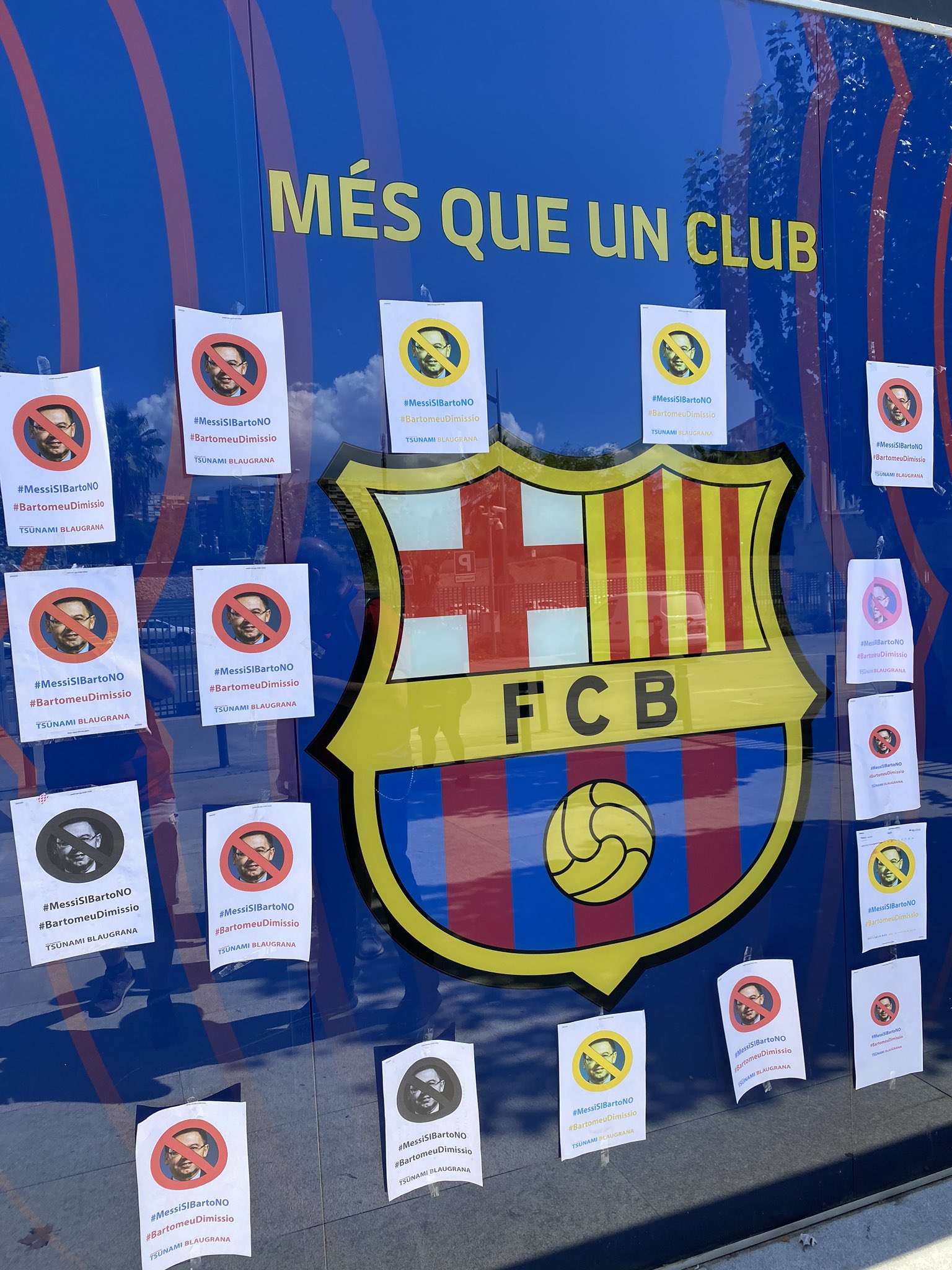 Tsunami Blaugrana redecora el museu del Barça entre clams contra Bartomeu