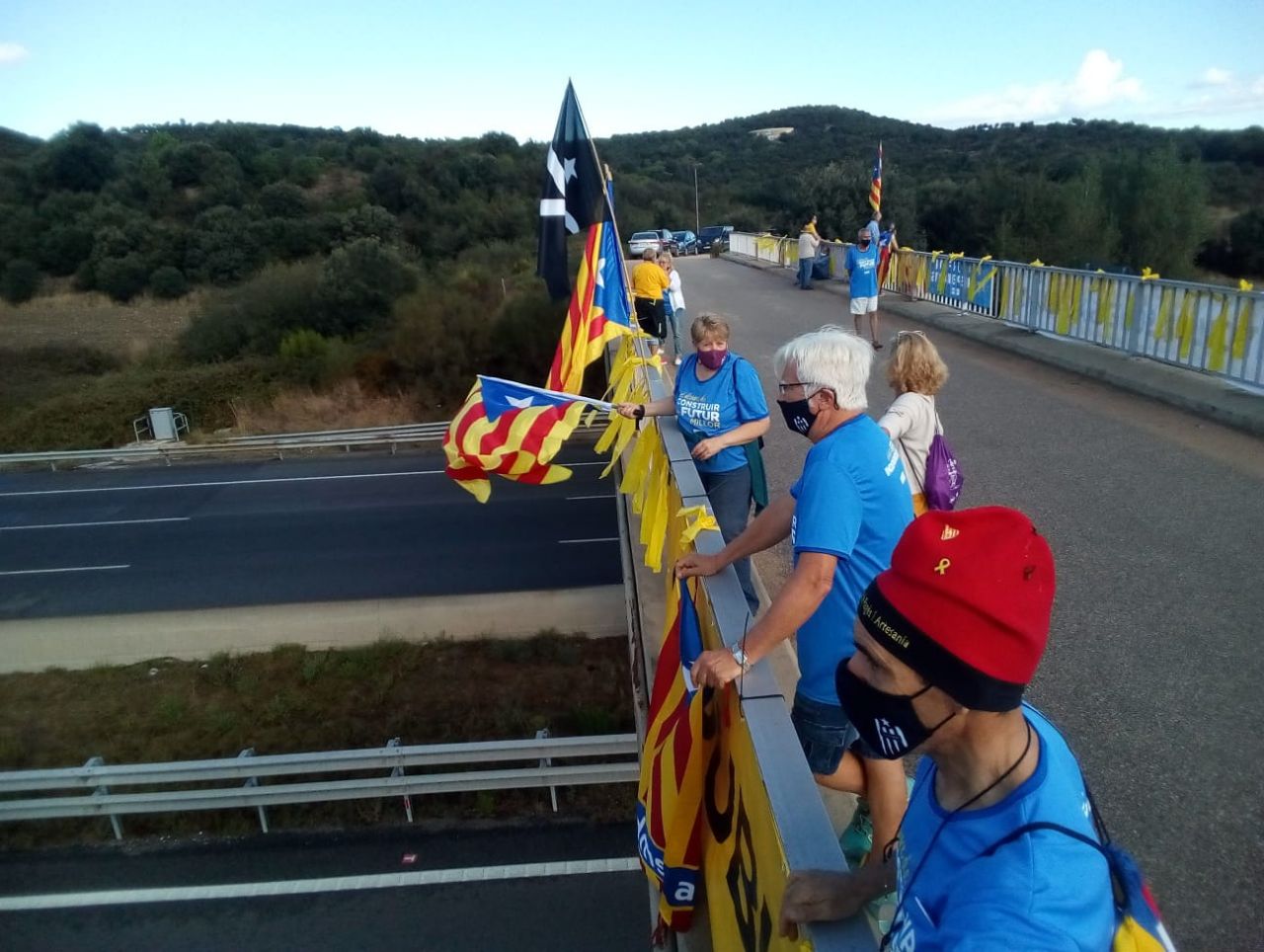 El independentismo irrumpe en puentes de autopista en la operación retorno