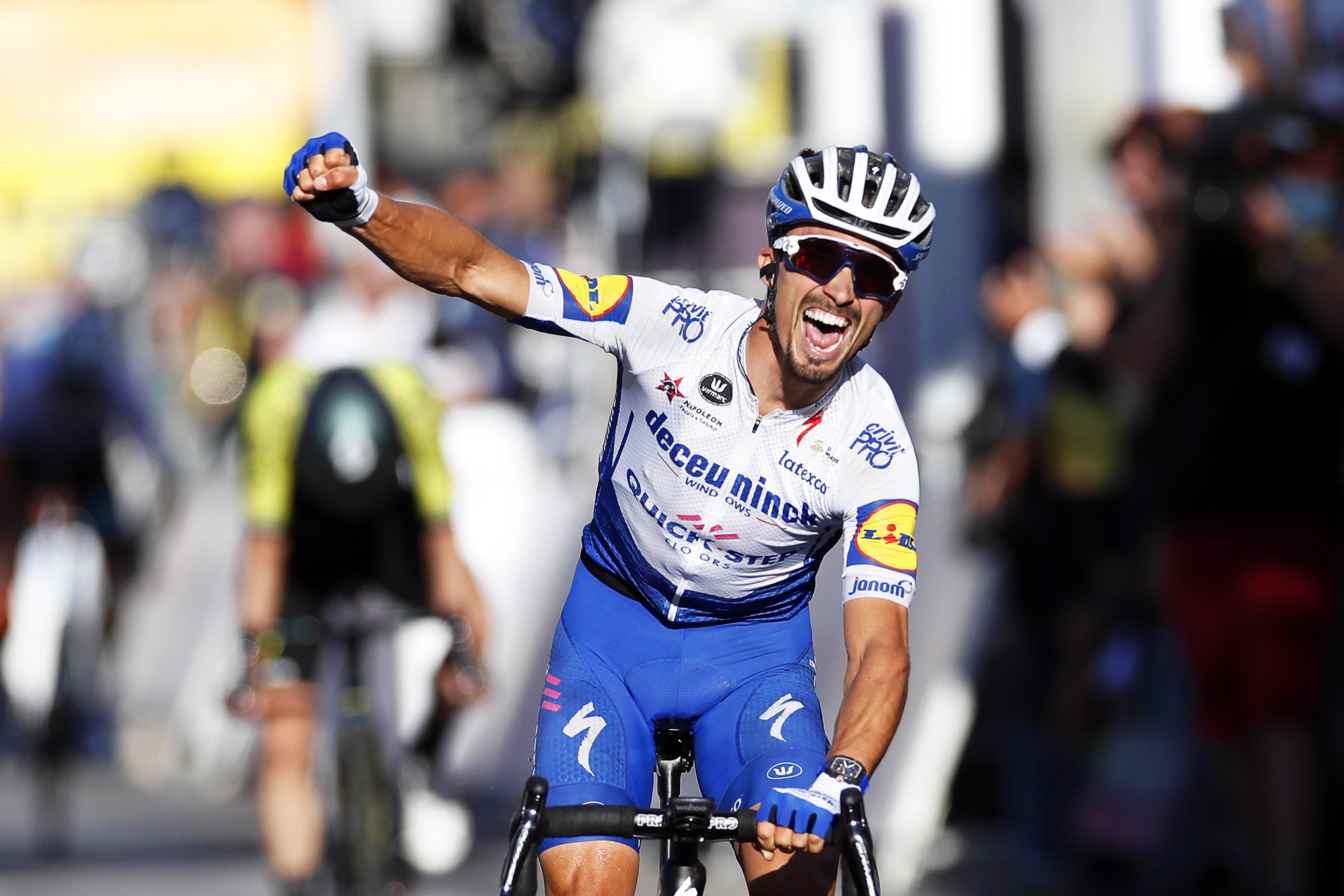 Alaphilippe gana en Niza y se enfunda el maillot amarillo de líder del Tour