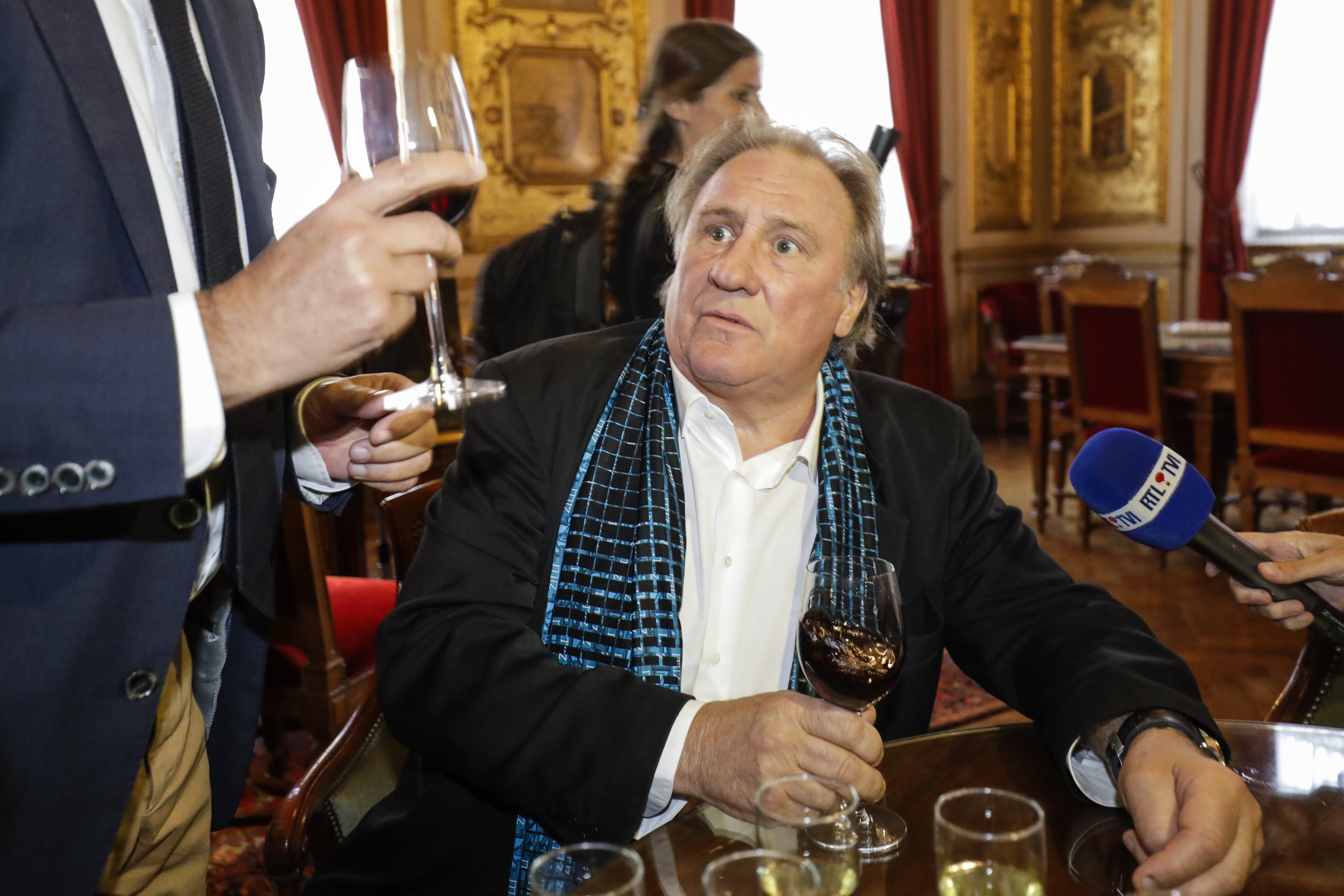 Depardieu surt de la comissaria després d'un interrogatori de vuit hores per agressió sexual