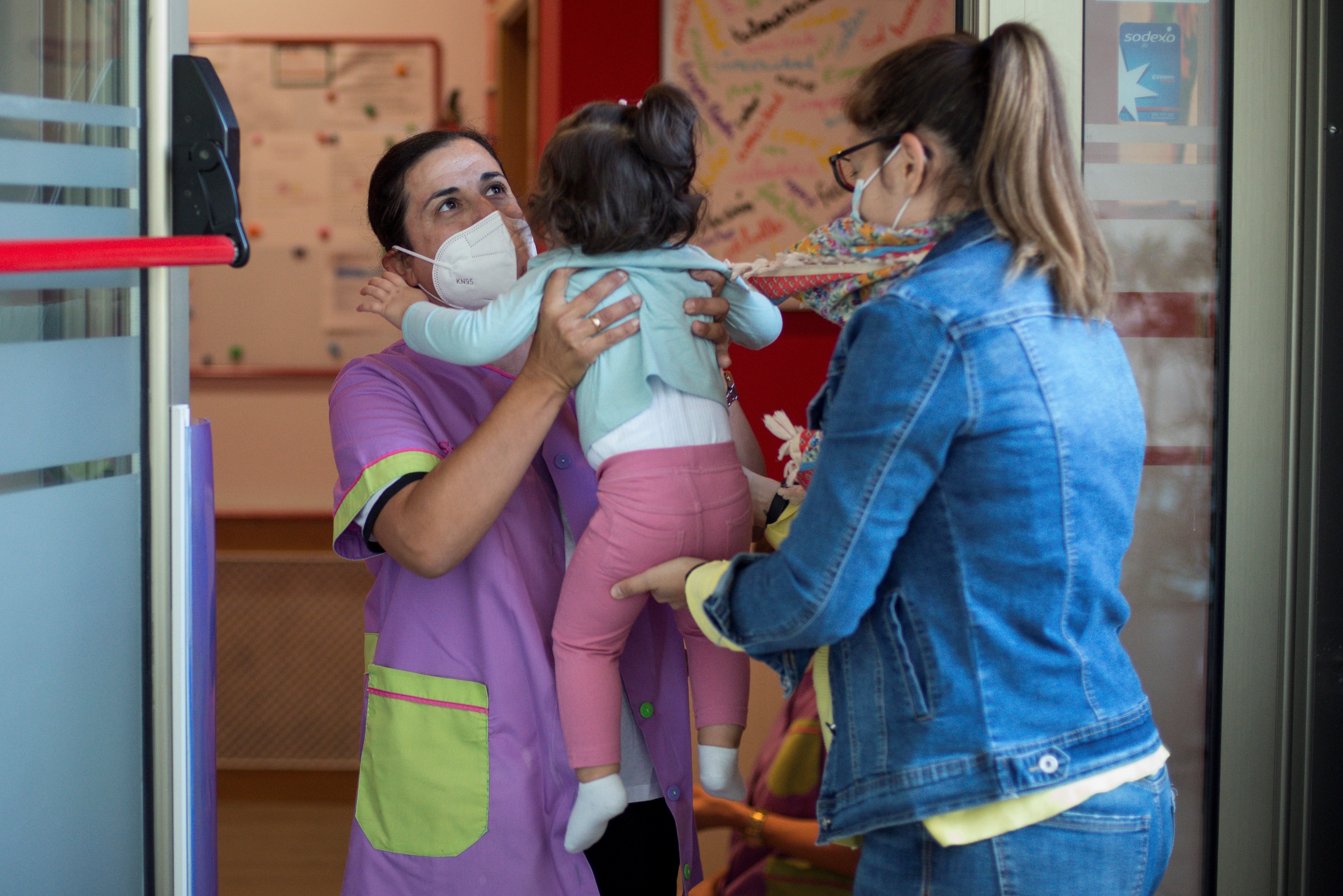 Los padres de niños en cuarentena con PCR negativa no tendrán derecho a baja laboral