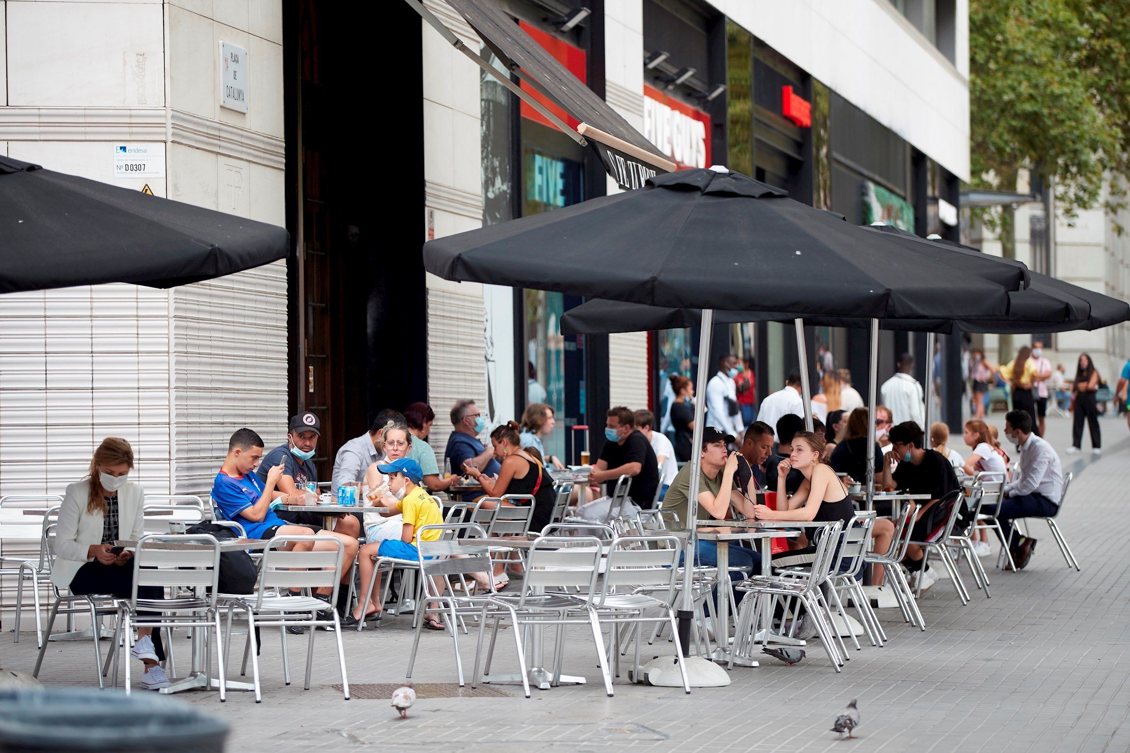 Los restauradores de Barcelona amenazan con desobedecer las medidas en terrazas