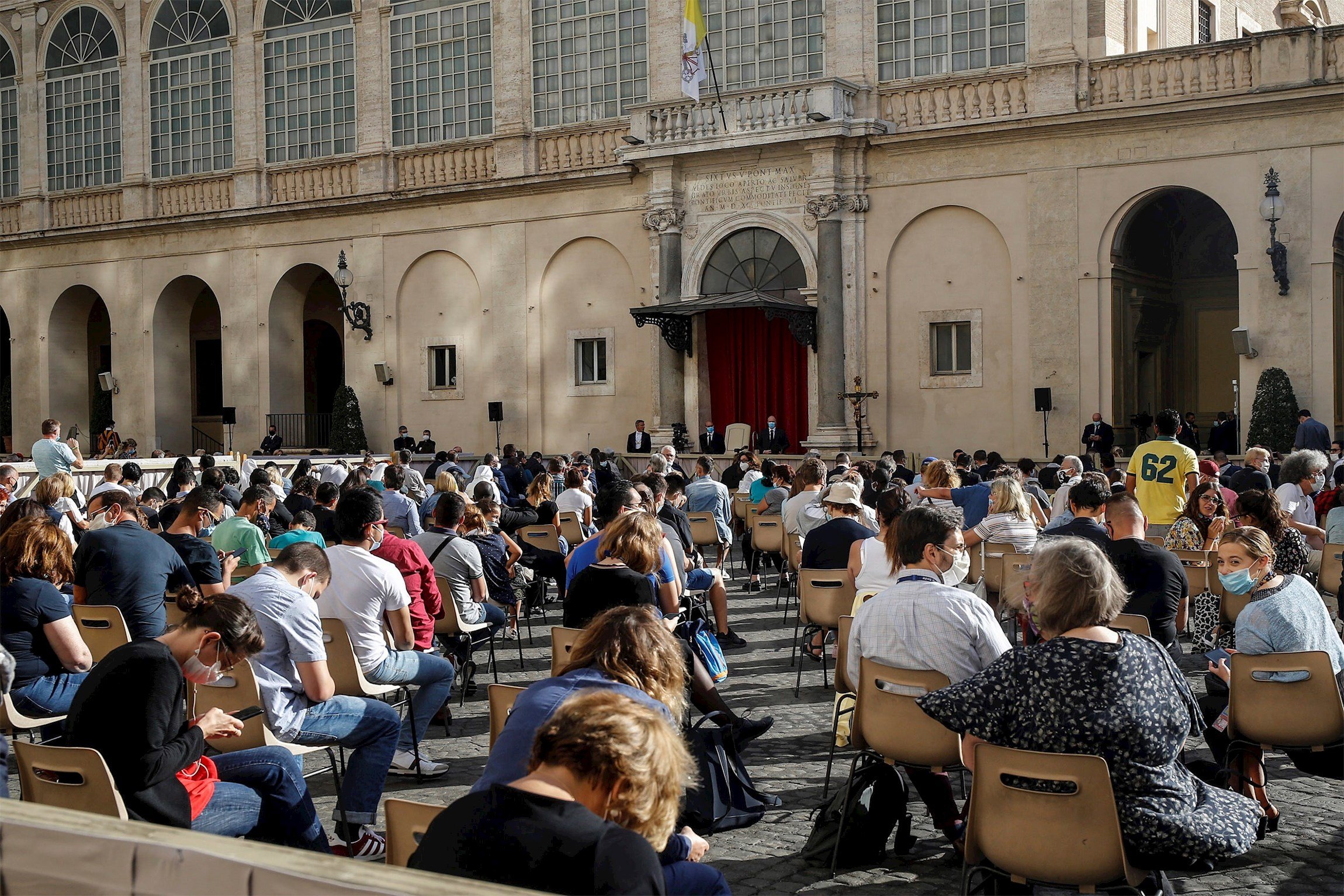 El Papa reprèn el contacte amb els fidels: 500 persones i sense contacte físic