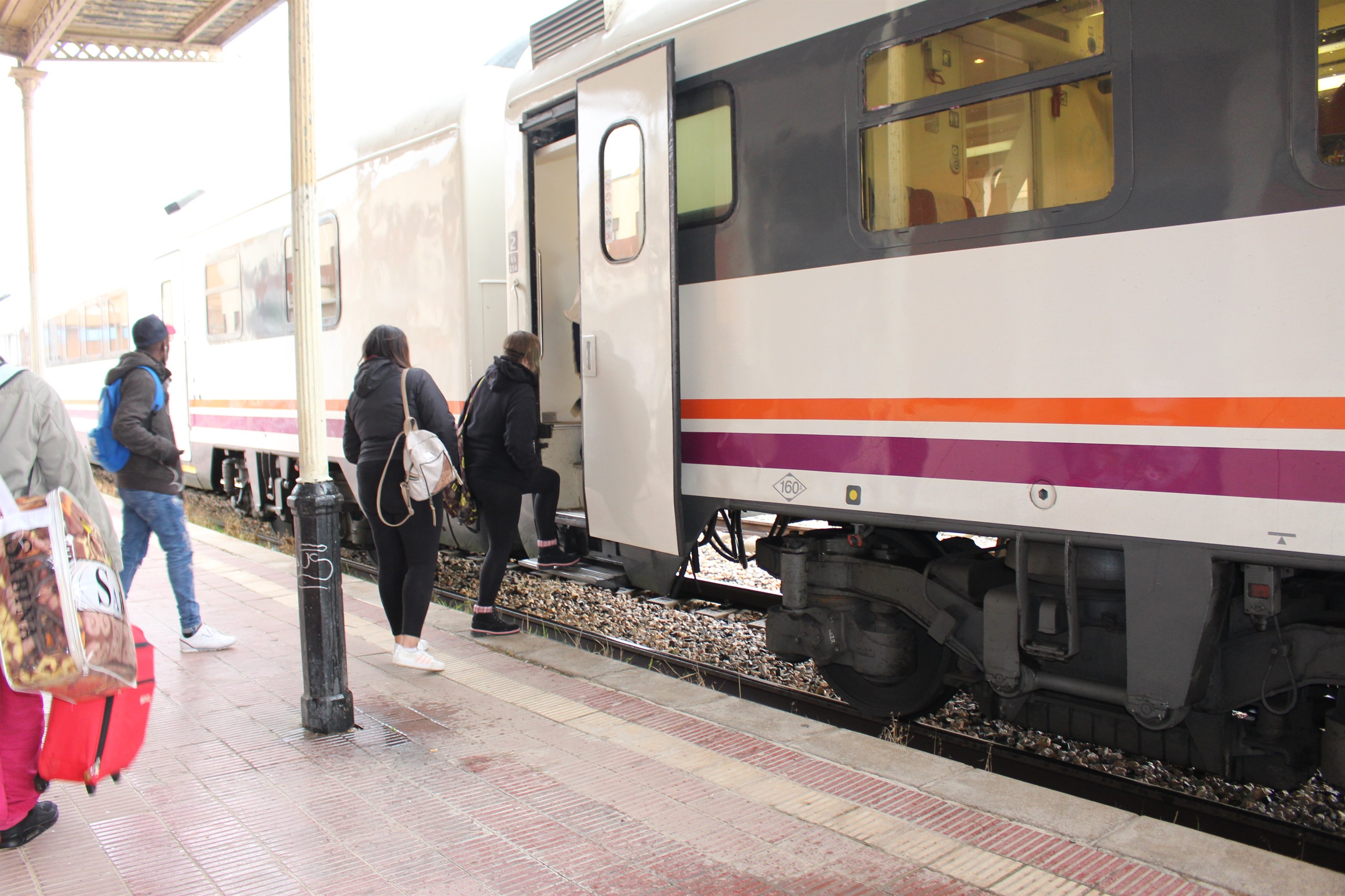 Diversos passatgers pujant a un tren en una estació d'Adif. Foto: Europa Press