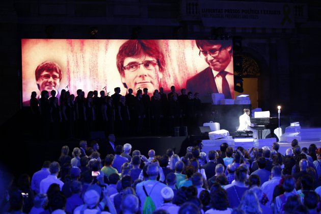 acte institucional diada 2019 façana palau carles puigdemont - sergi alcàzar