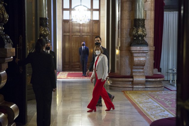 Carme Forcadell Vuelve en el Parlamento Roger Torrent mascarilla covid-19 coronavirus - Sergi Alcazar