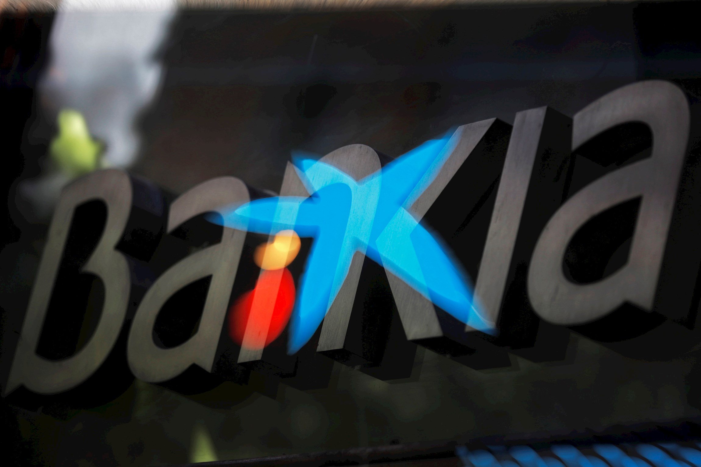CaixaBank y Bankia ahorrarán 770 millones al año e ingresarán 290 millones más