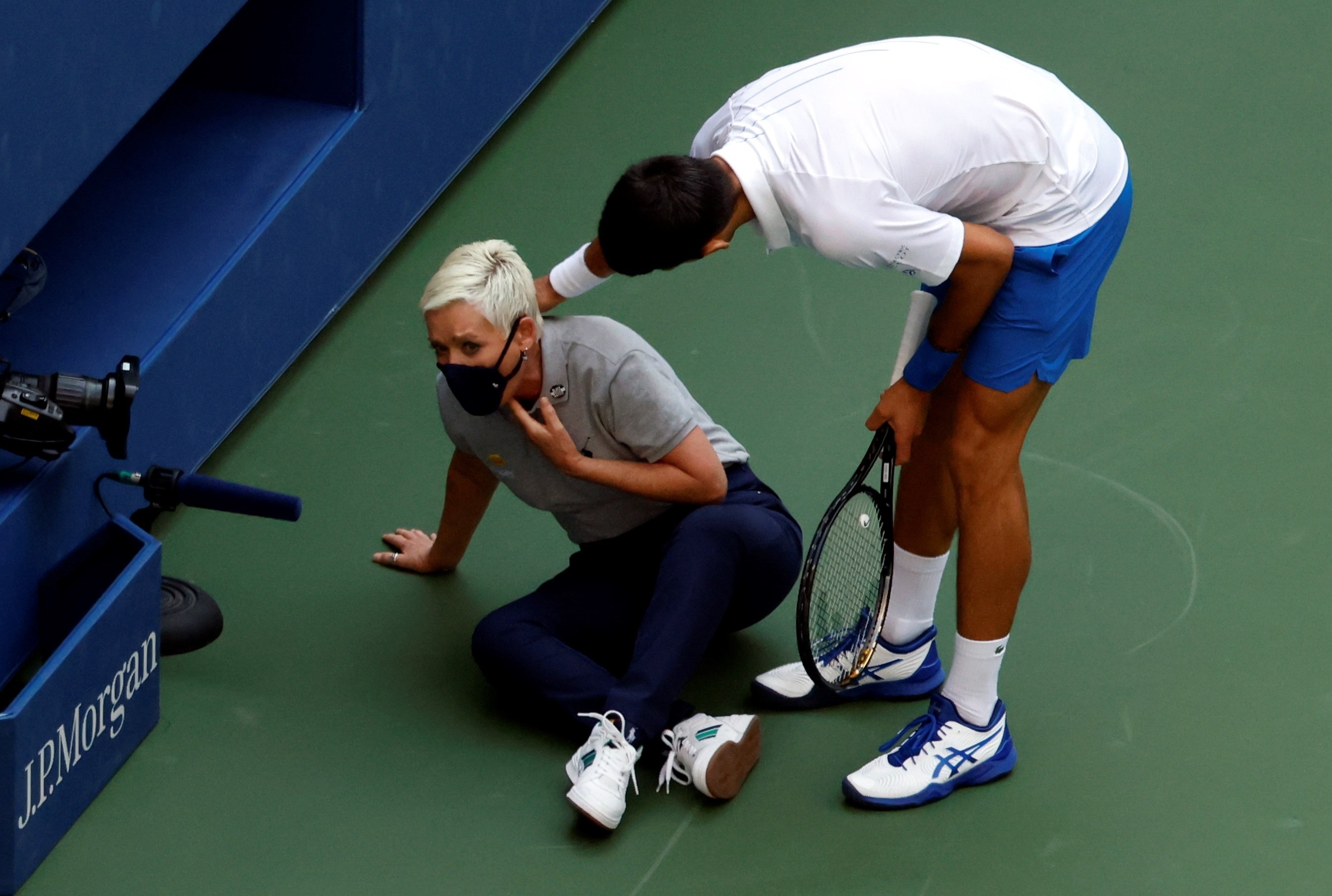 VÍDEO | Desqualifiquen Djokovic de l'Open dels EUA per una acció antiesportiva