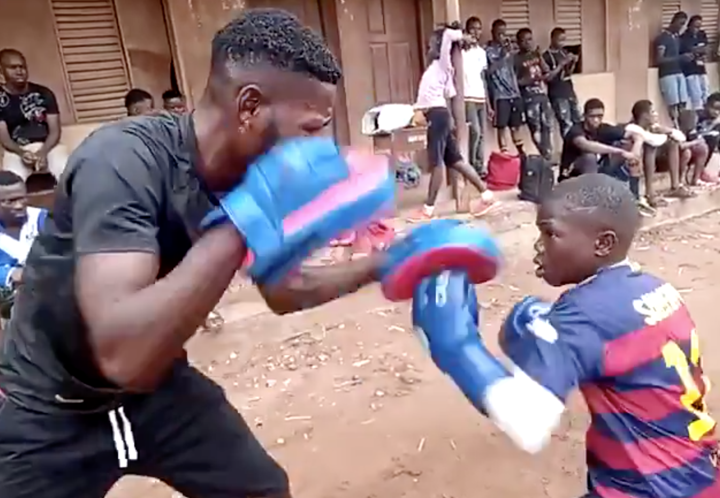 Sultan Adekoya, el Muhammad Ali nigerià de 10 anys que et deixarà al·lucinat