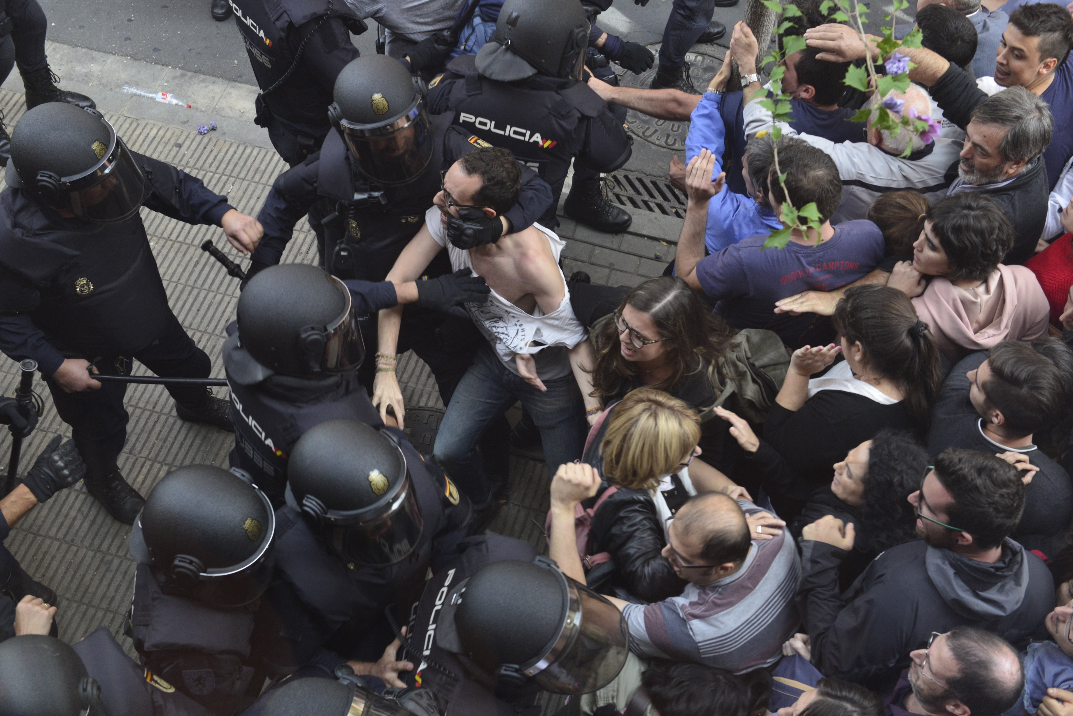 Imputen cinc policies per l'agressió a un home que va patir un atac de cor l'1-O