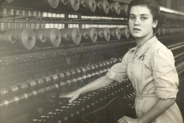 Marina Roma a la fàbrila La Blava de Roda de Ter, anys cinquanta. Arxiu Josep Castellà