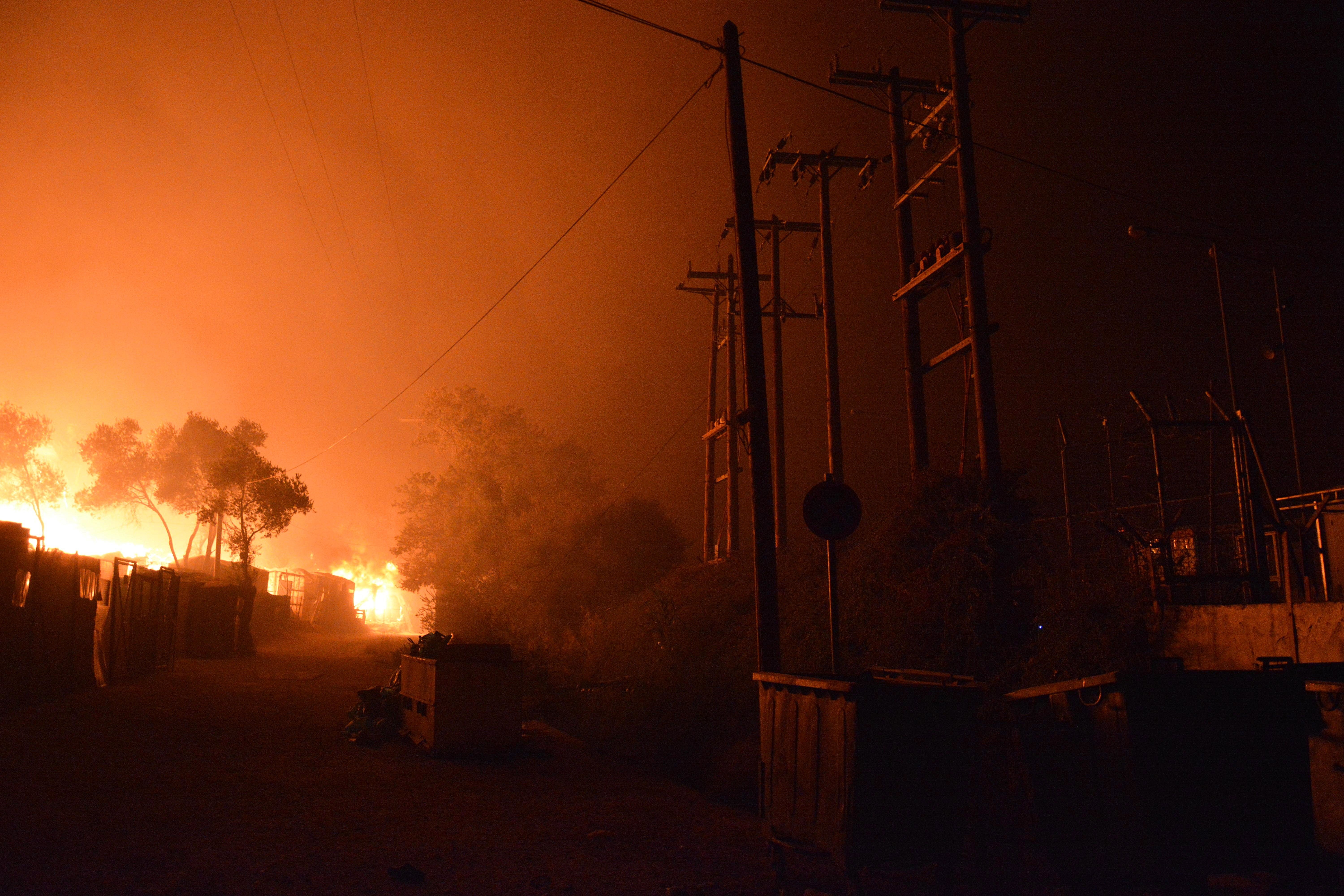 Un incendio quema el campo de refugiados de Lesbos con más de 12.000 personas dentro