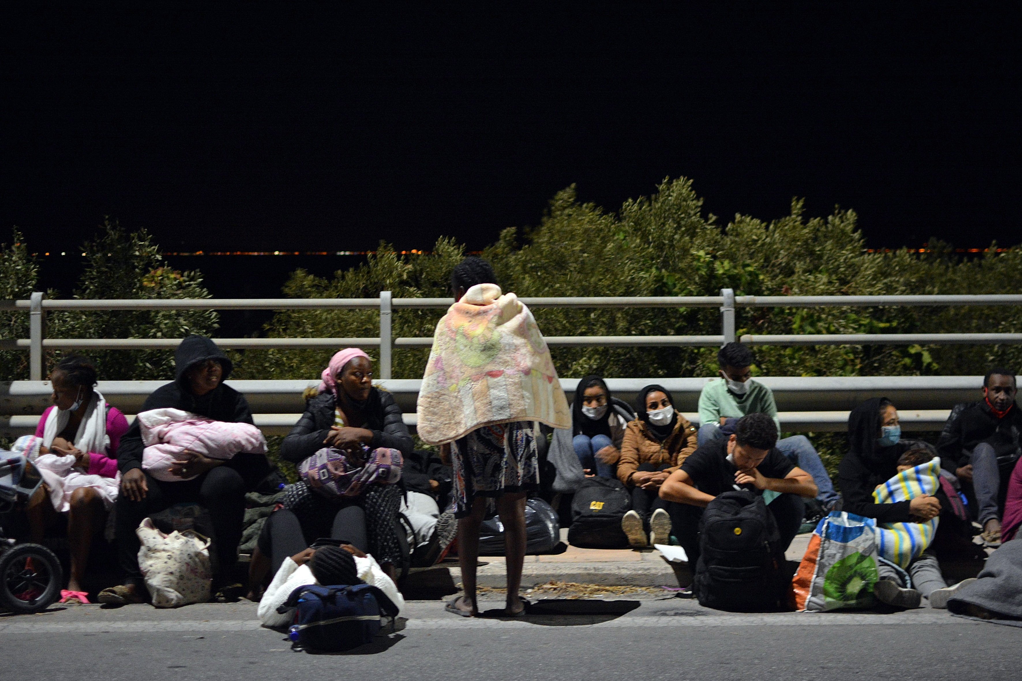 Grècia comença el desallotjament d'un campament de migrants de Lesbos