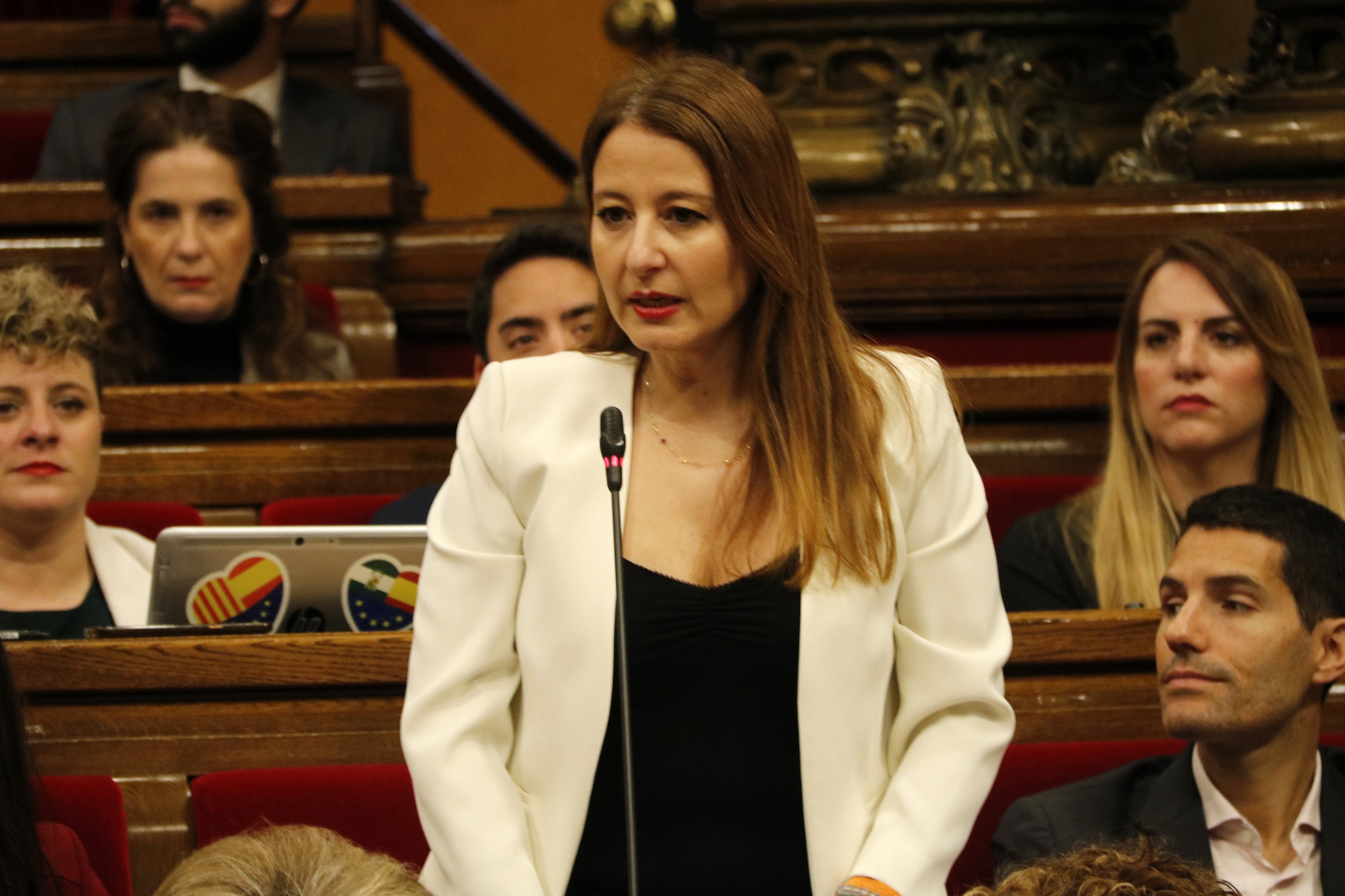 Una diputada de Cs carga contra la "lengua propia" y la pifia