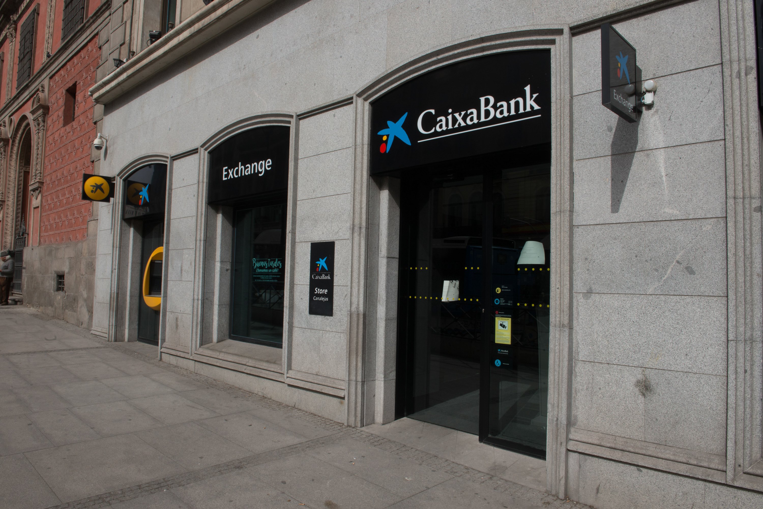 CaixaBank rebaja el ERE en 500 empleados y promete recolocar al 100%
