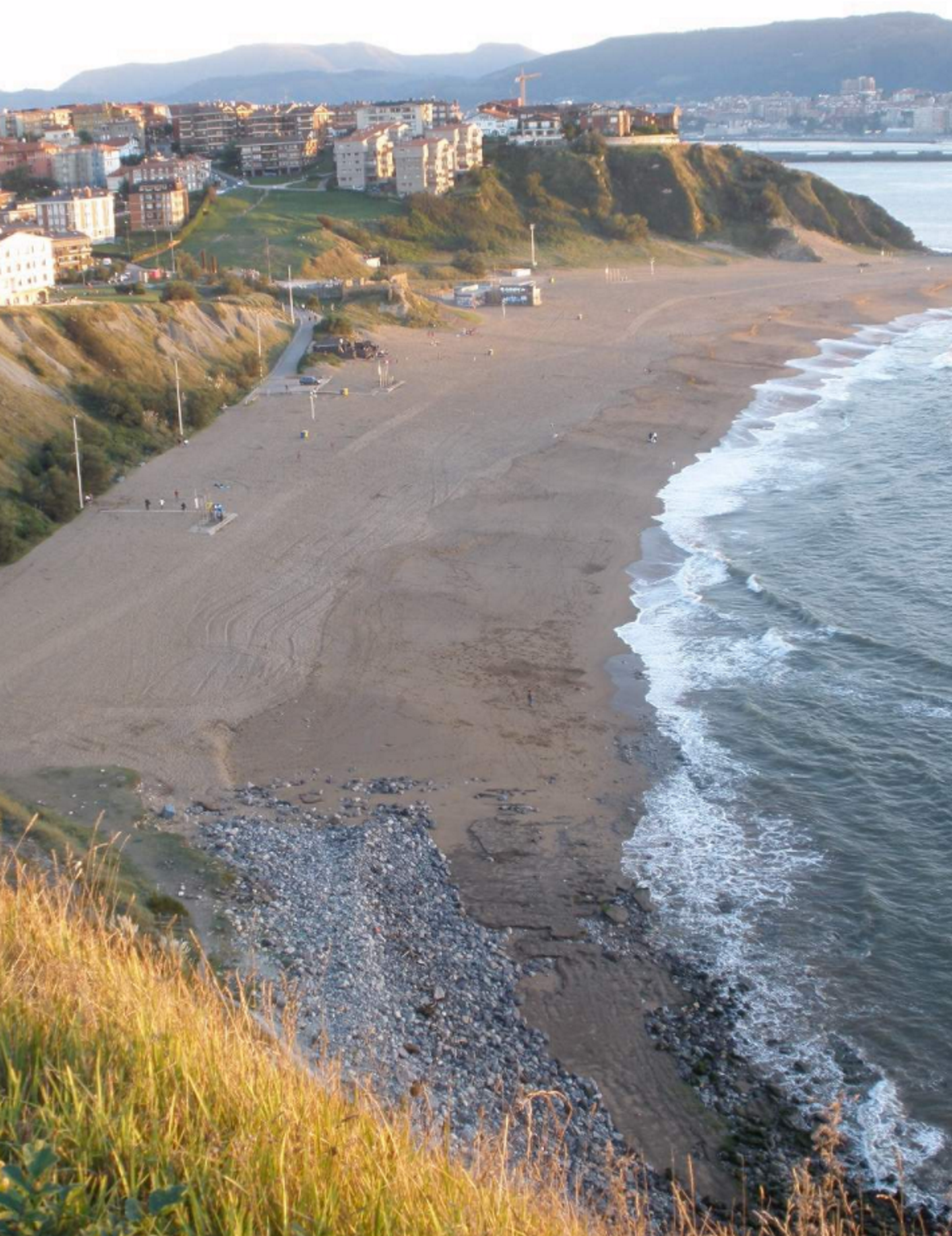 Colen el 'Cara el sol' per megafonia a una platja basca
