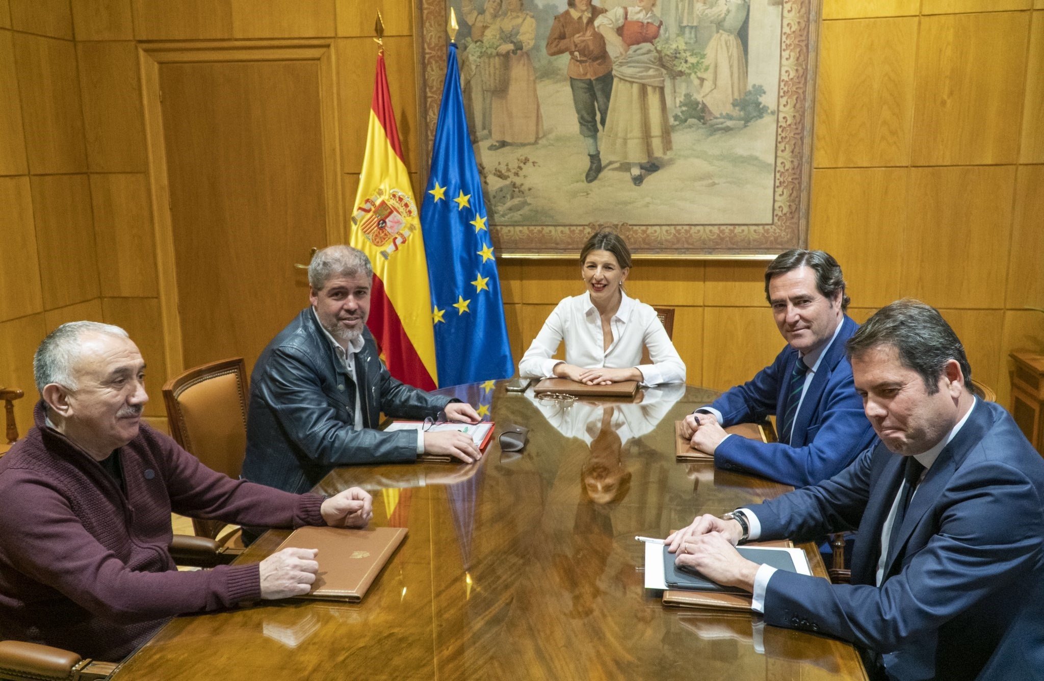 El govern espanyol planteja mantenir els ERTO si hi ha tancament per rebrot