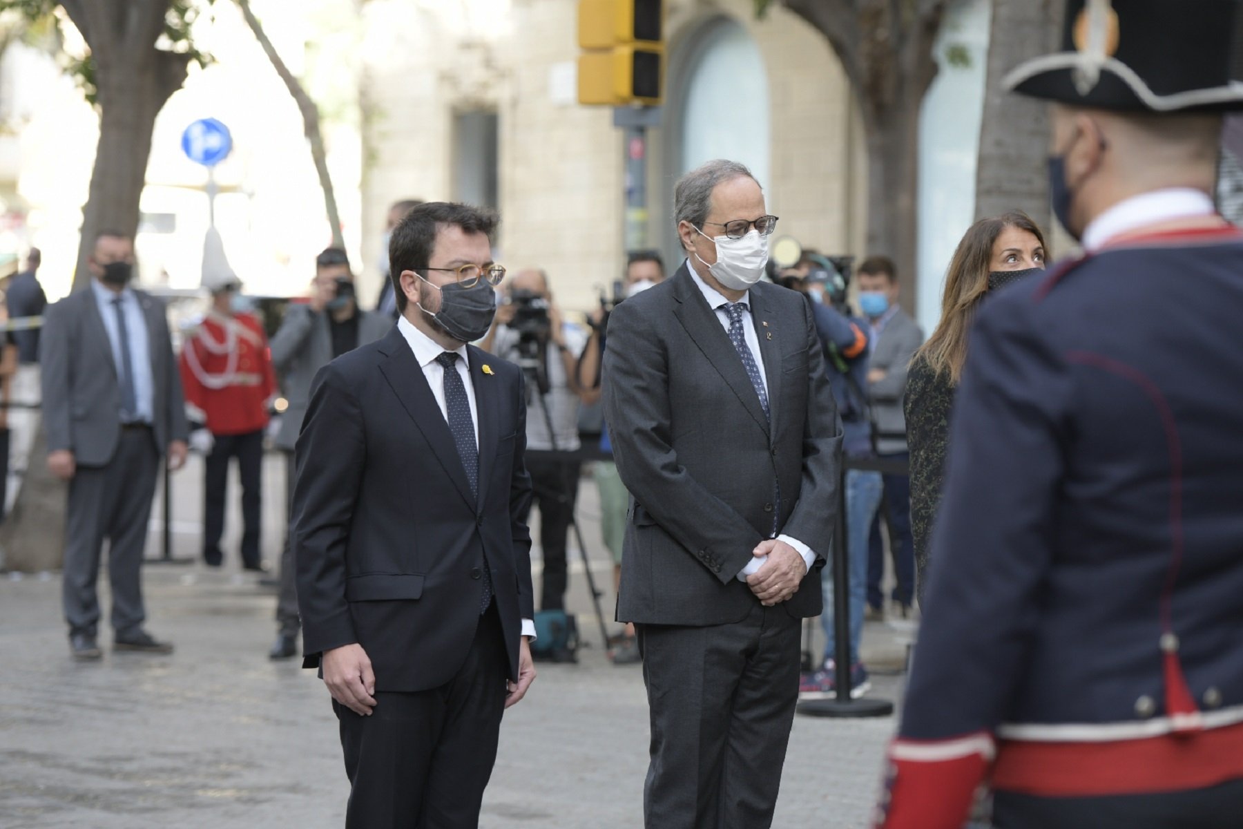 Ofrendas florales con mascarilla y sin 'Segadors'