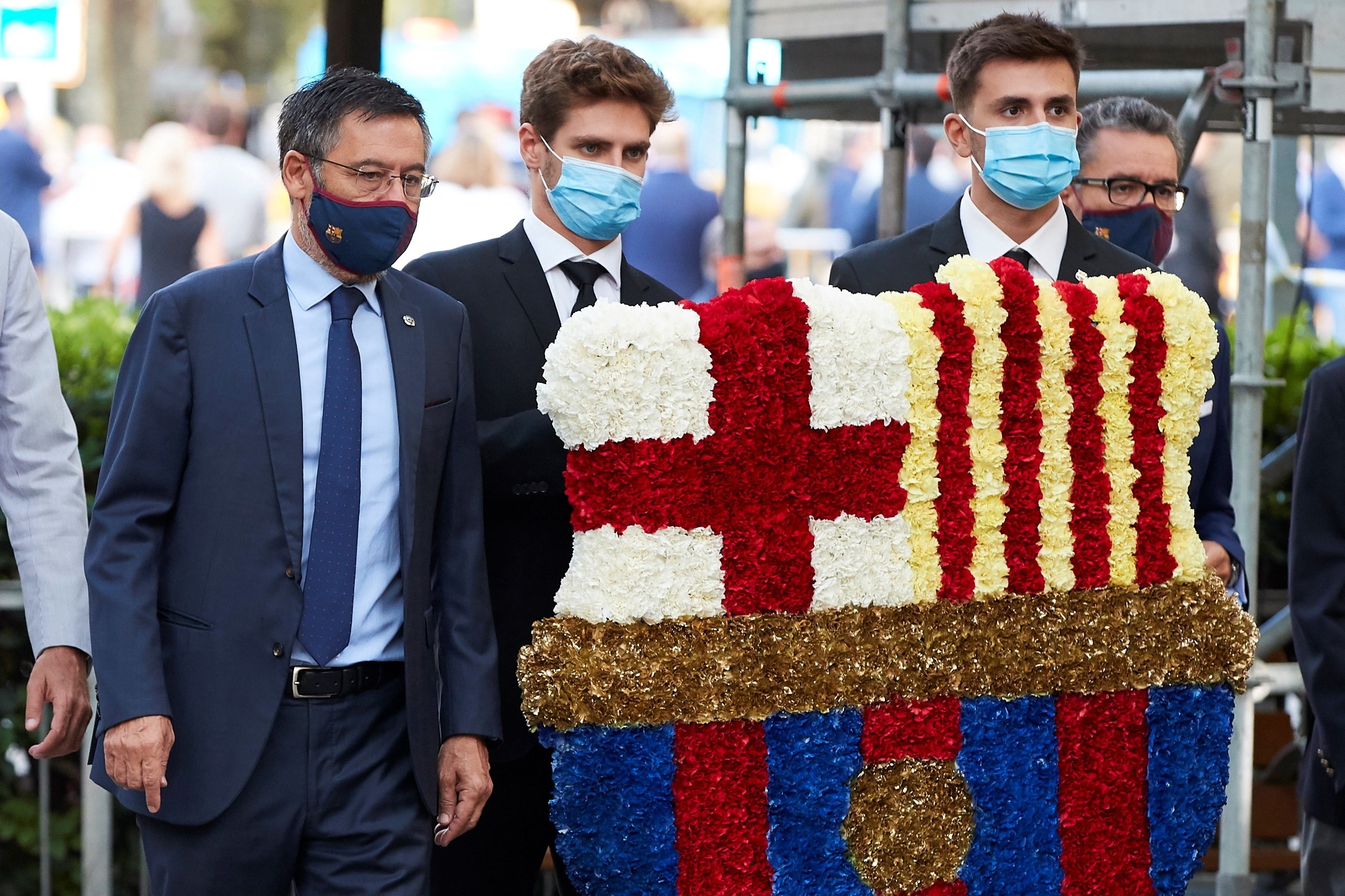 Tímida aparició de Bartomeu en l'ofrena floral per la Diada