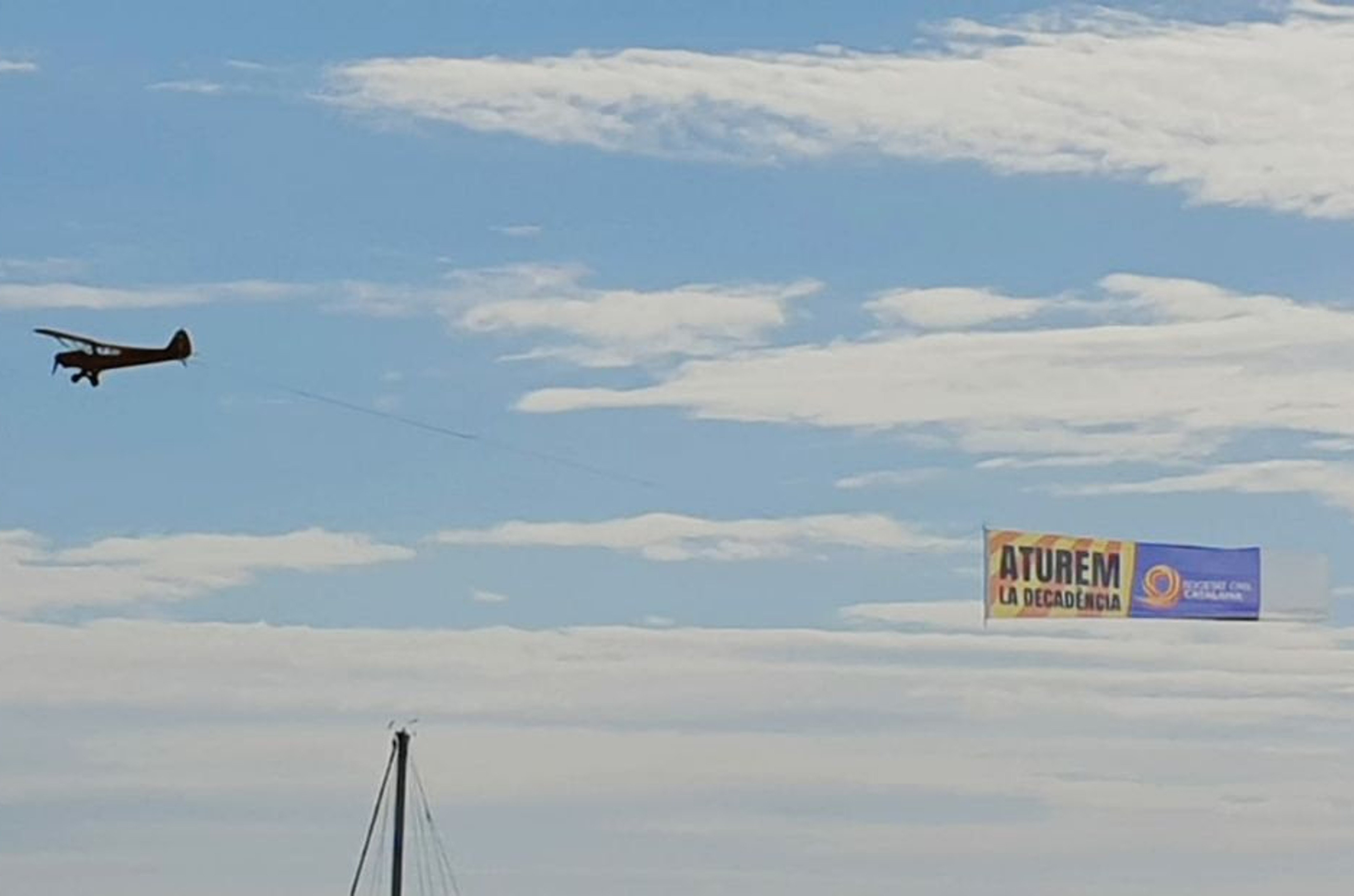 Una avioneta de Societat Civil sobrevuela la costa de Barcelona por la Diada