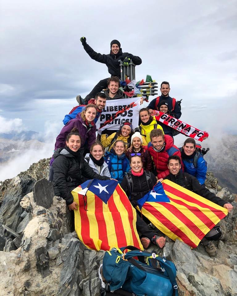 622496225: Las imágenes de los lectores celebrando la Diada en la montaña