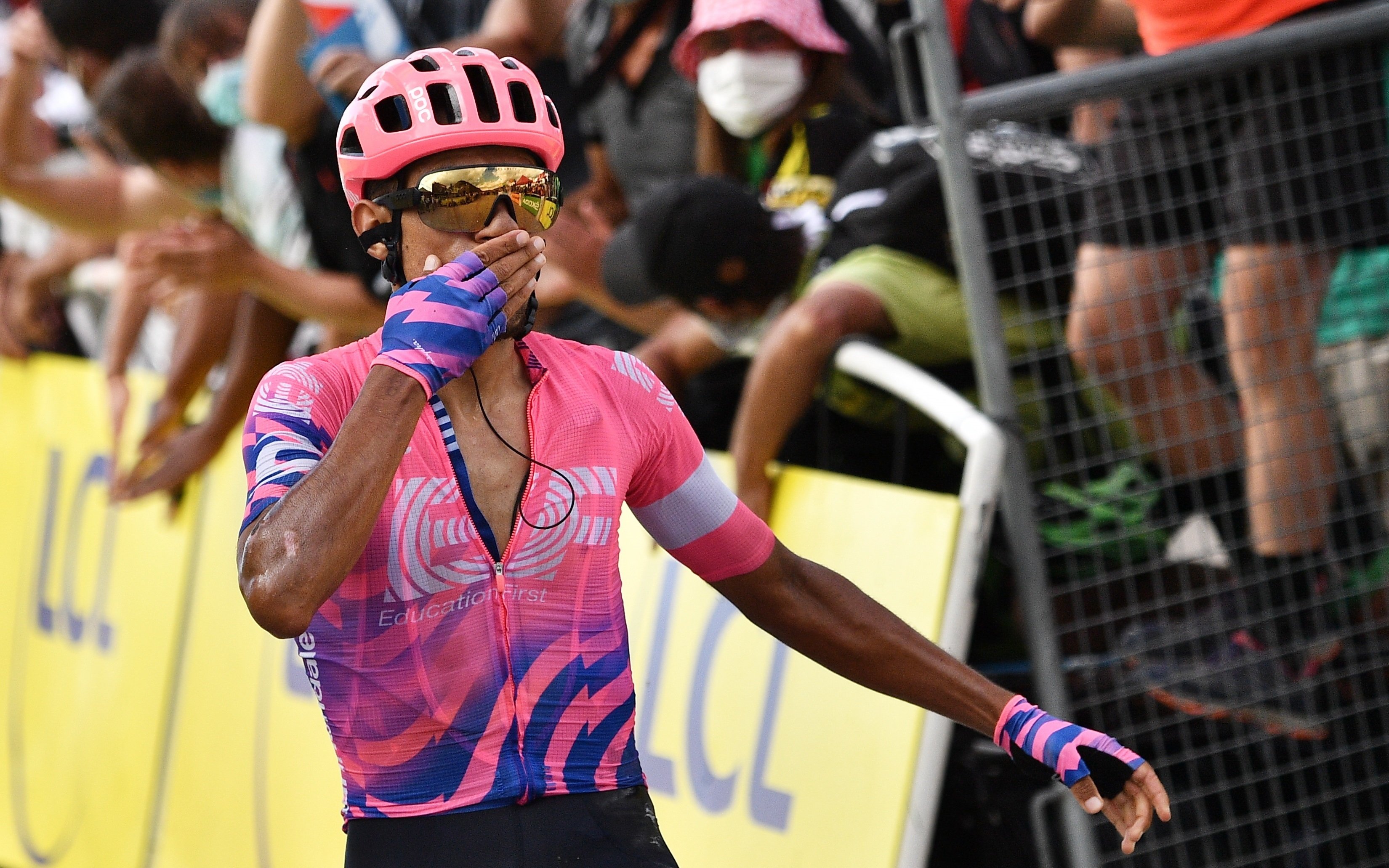 El colombià Daniel Martínez guanya una etapa que reforça el liderat de Roglic