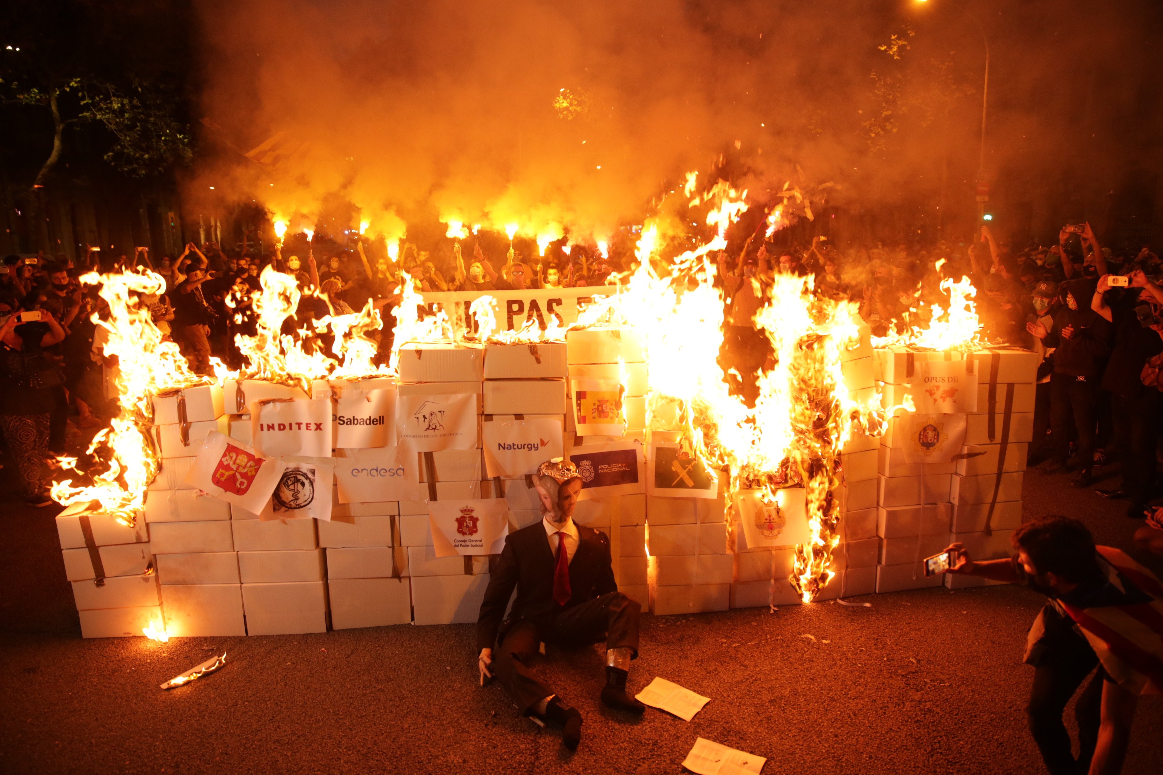 VÍDEOS | Els CDR cremen simbòlicament l'estat espanyol