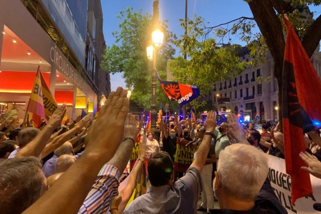 saludo fascista concentración blanquerna festividad 2020 - Nicolas Tomas