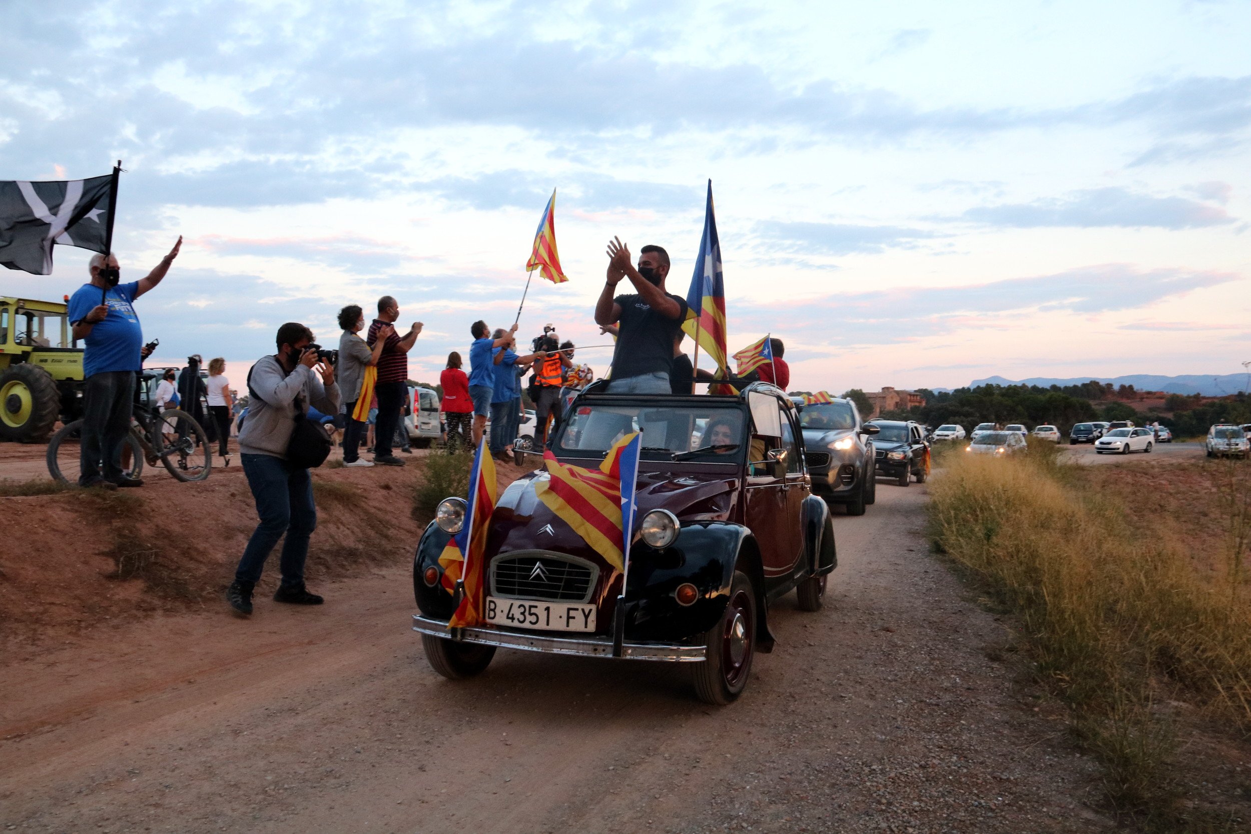 Una rua de vehicles reivindica la llibertat dels presos polítics a Lledoners