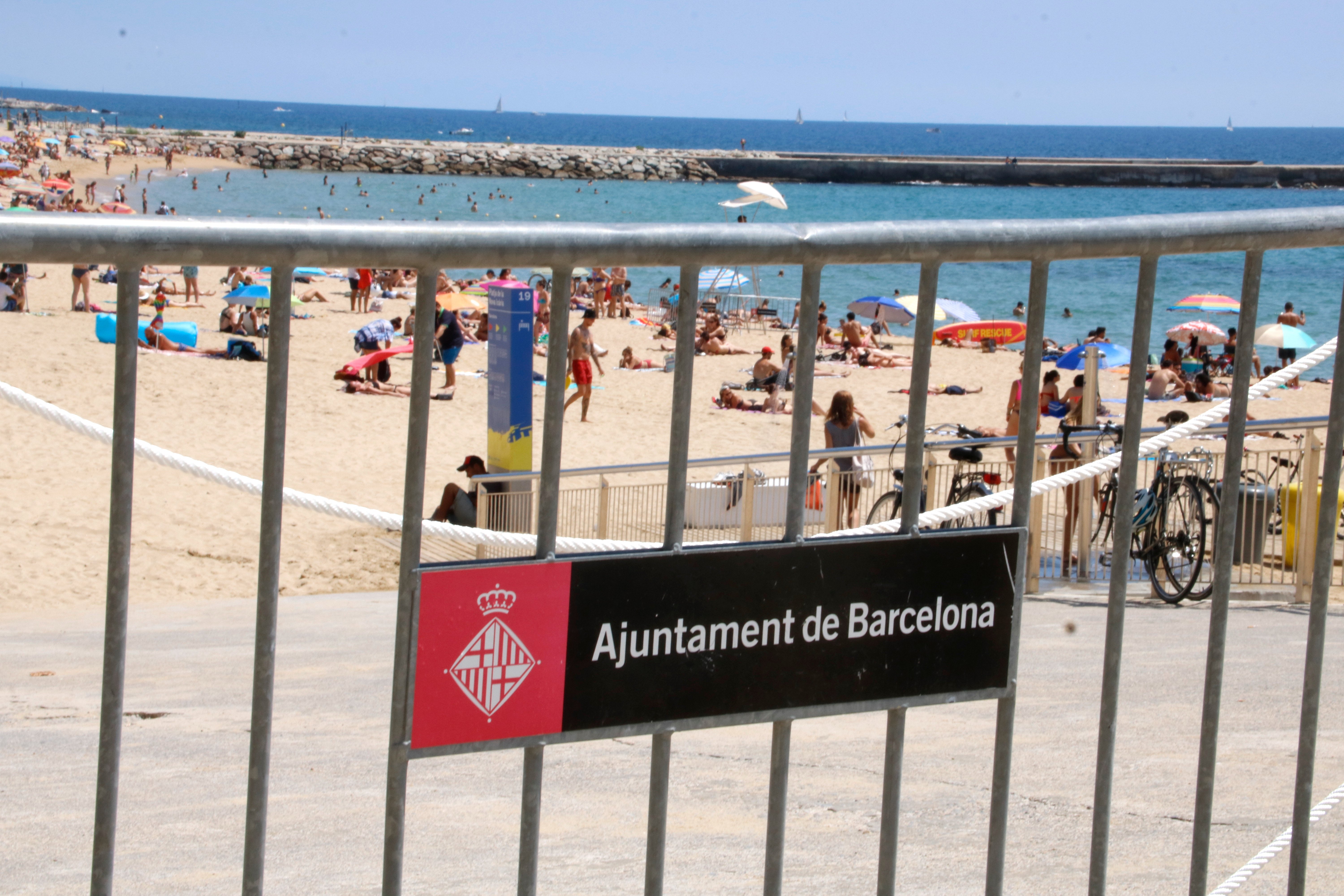 Reobren al bany les platges de Barcelona