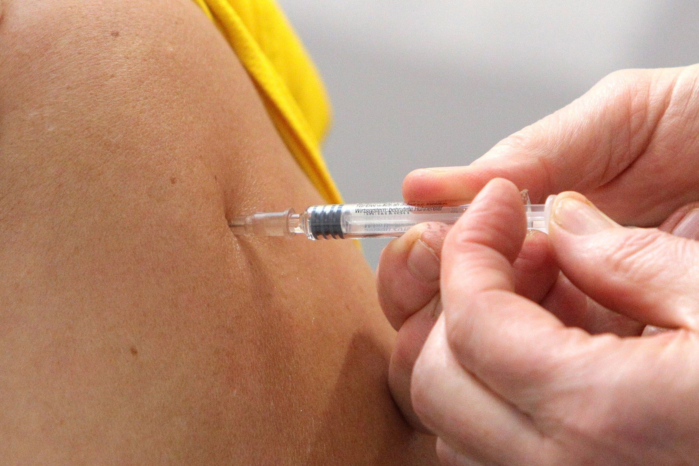 Oxford reprèn els assajos de la seva vacuna contra el coronavirus