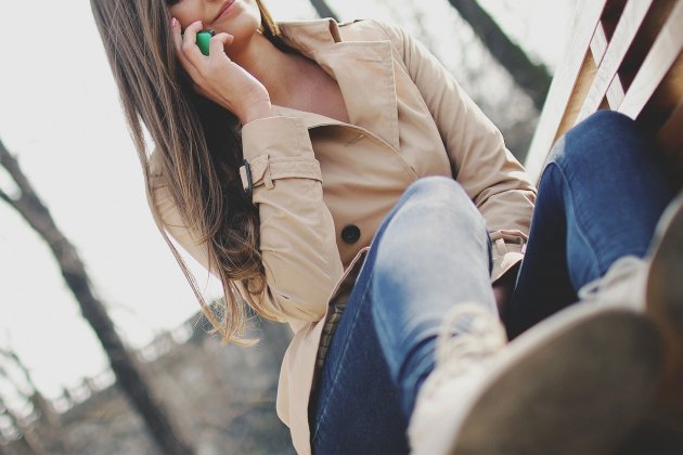 Mujer hablando por el móvil