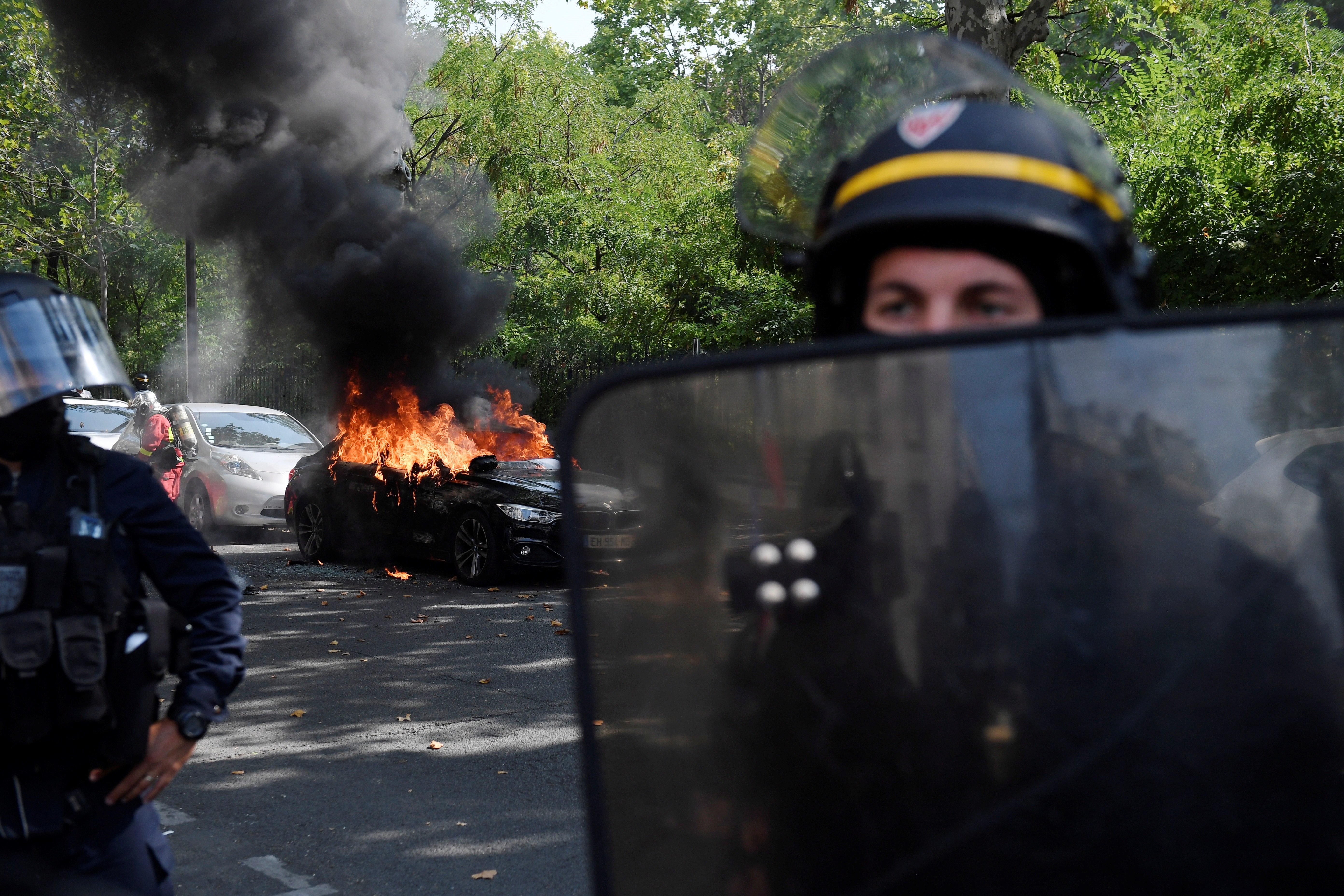 Batalla campal a París amb el retorn de les armilles grogues