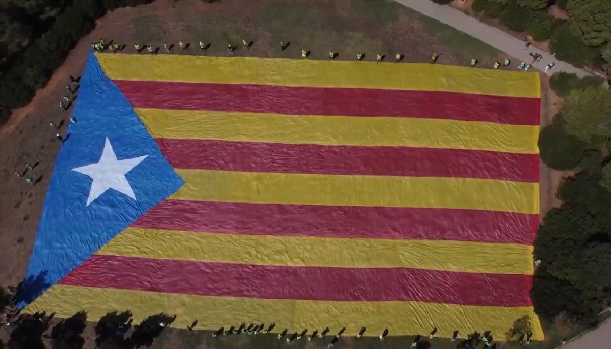 VÍDEO | Així es va desplegar l'estelada gegant a Sant Cugat per la Diada