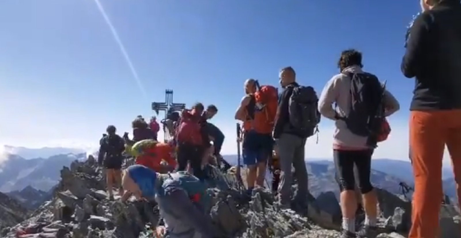 Colas en la Pica d'Estats y sin distancia de seguridad para hacerse una foto