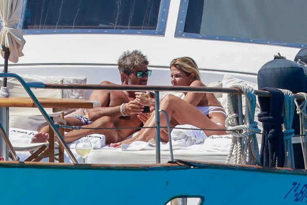 Makoke y Javier en la proa de un barco en Ibiza, GTRES