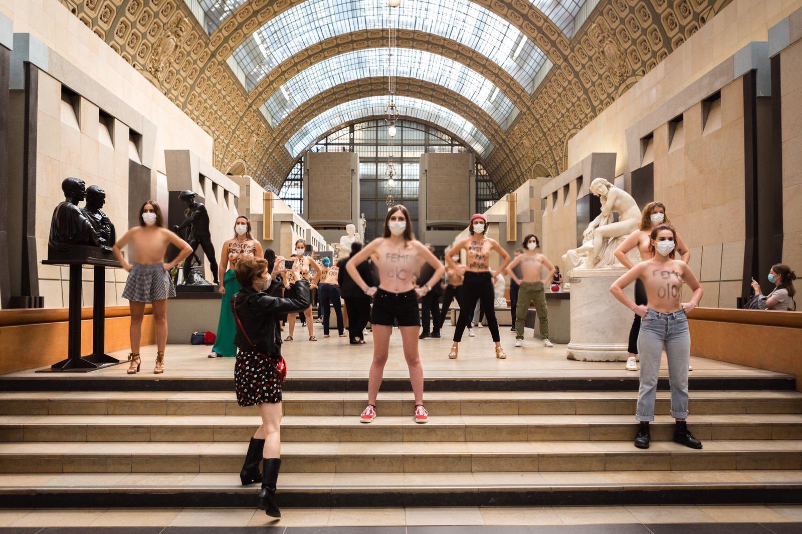 Femen protesta en el museo de Orsay, que vetó el acceso a una joven con escote