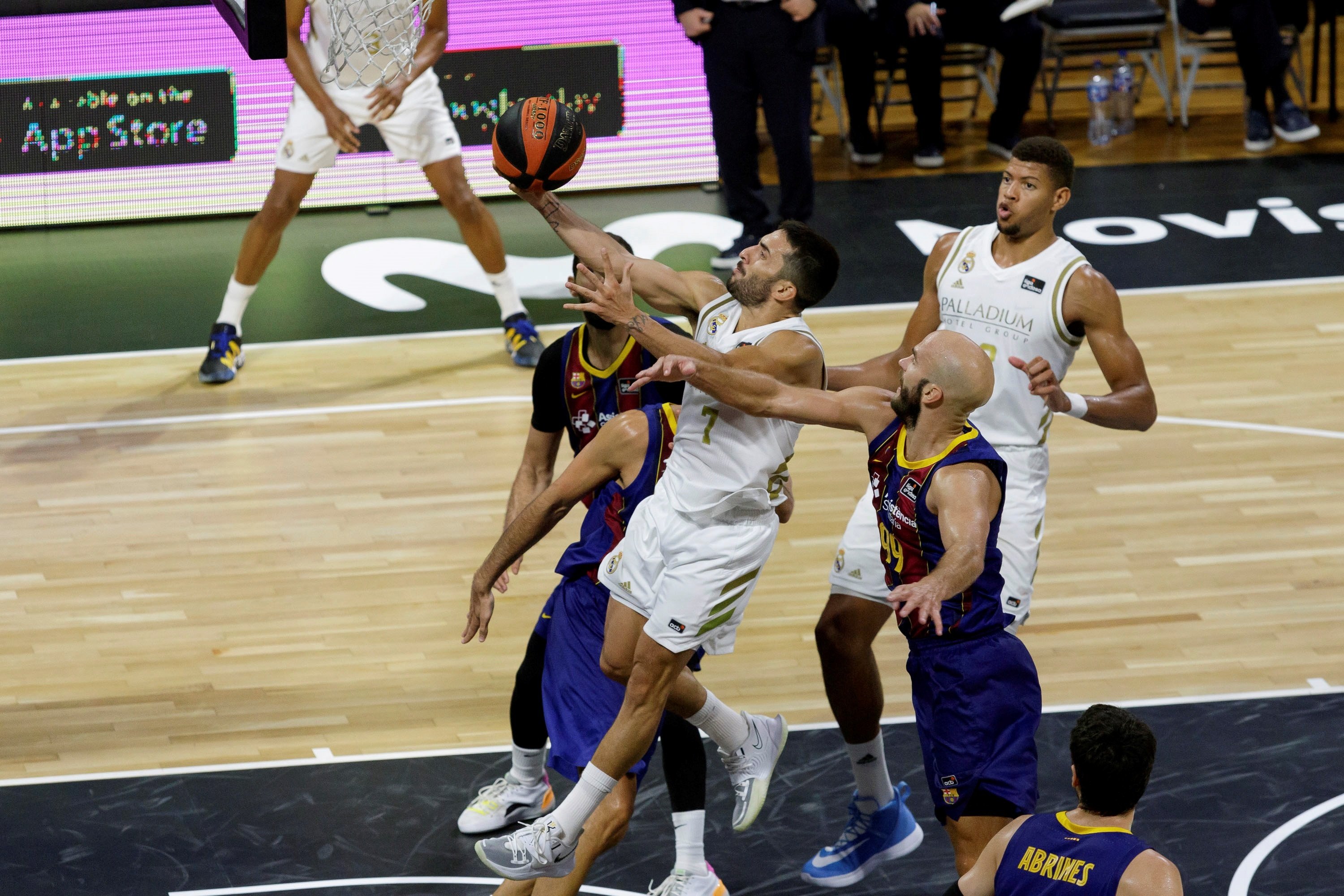 Campazzo guanya el duel amb Mirotic i regala la Supercopa al Madrid (72-67)