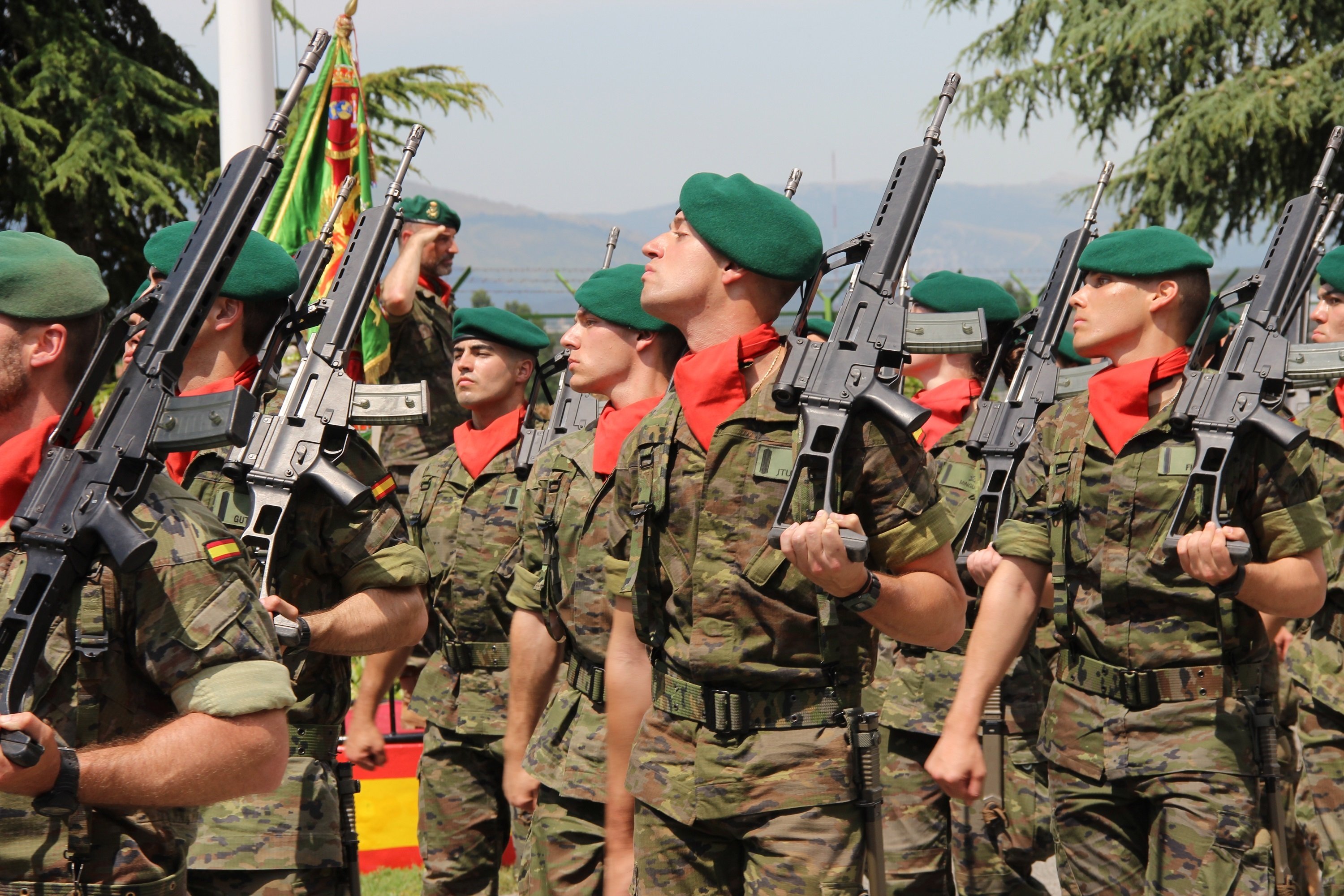 El ejército carga contra Abascal por llevar un símbolo (catalán) en su máscara