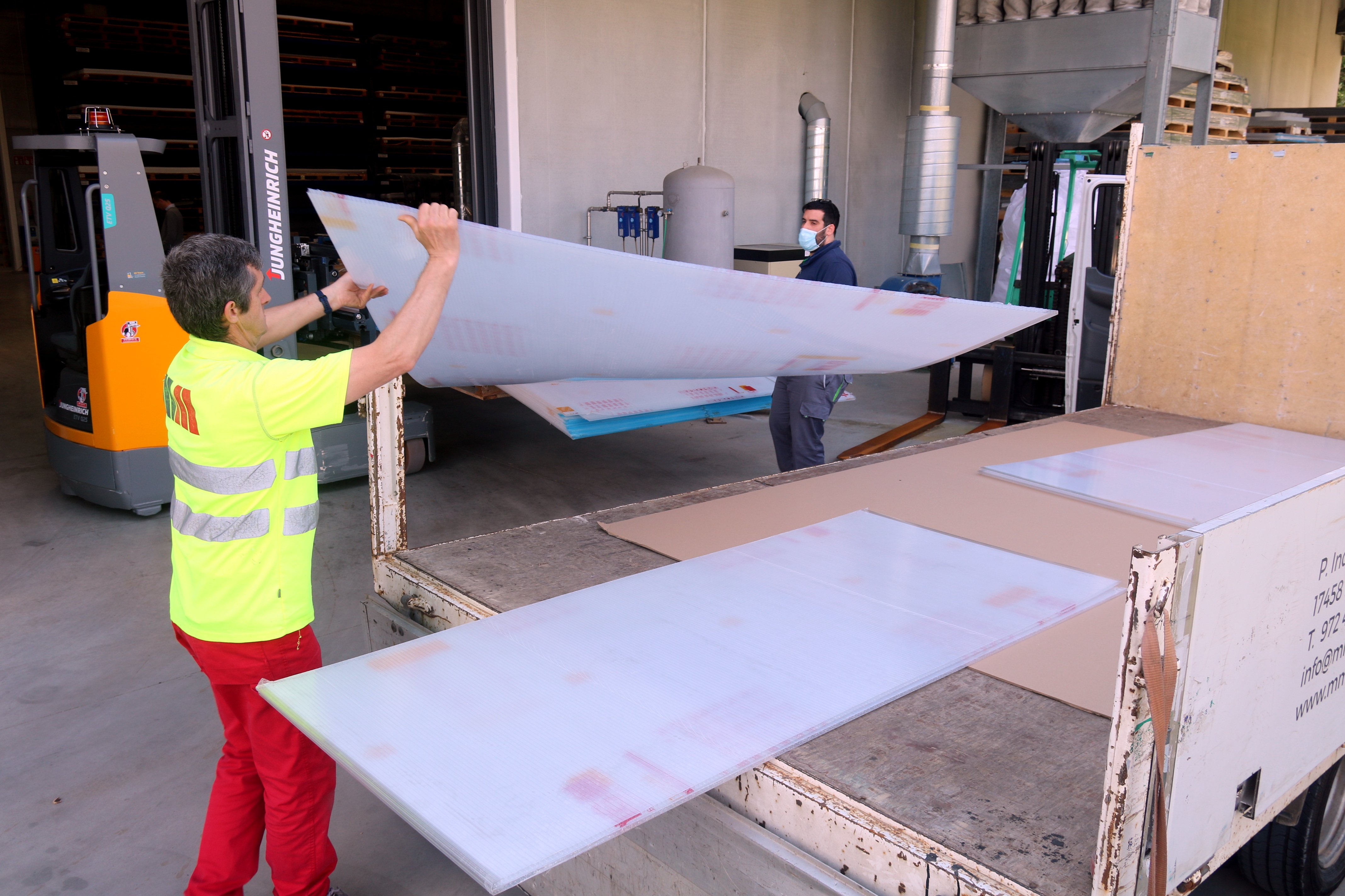 Operarios cargando plásticos para hacer separaciones a la industria en la nave de Polimero Tecnic. Foto: ACN