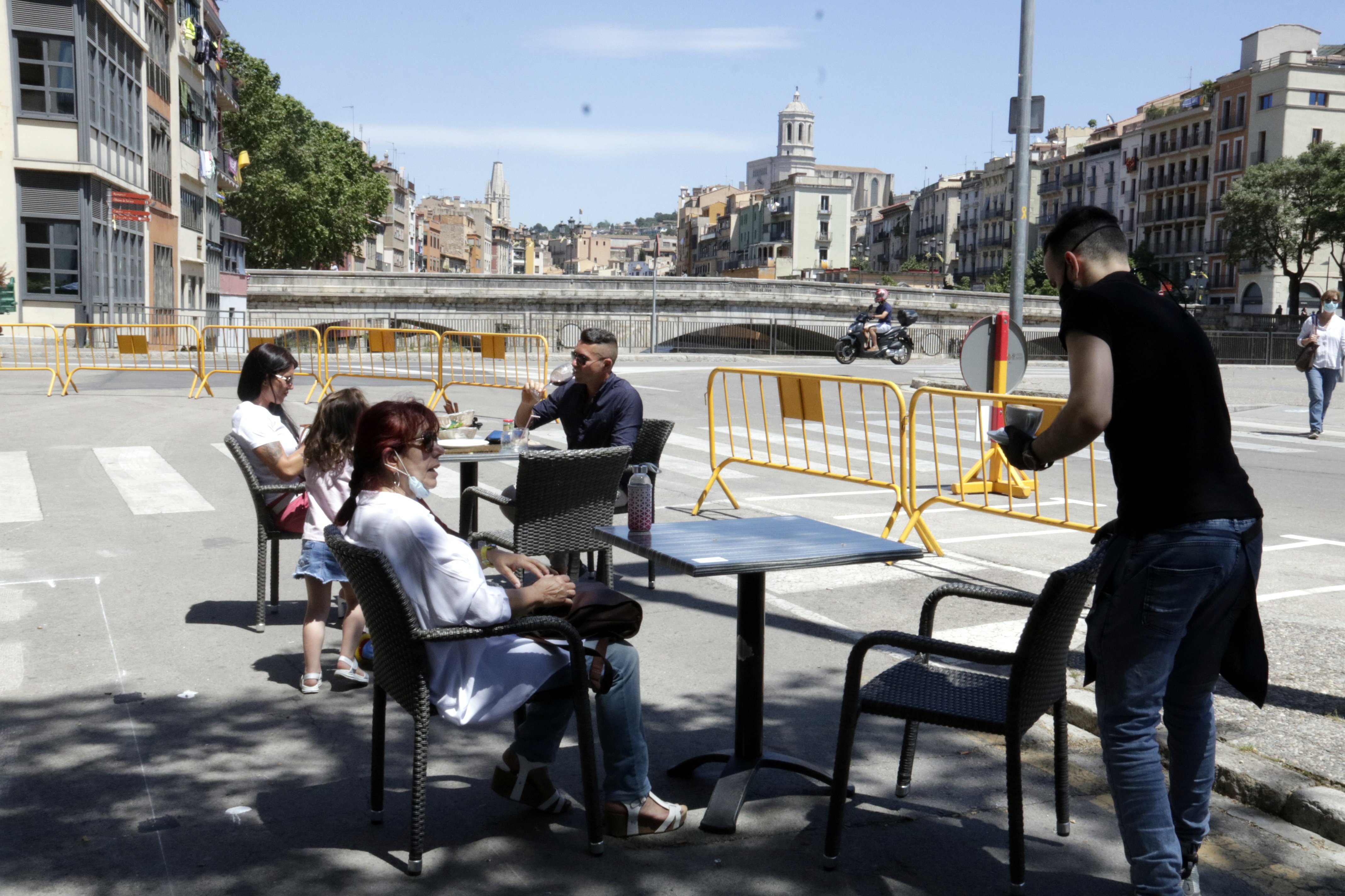 Salut imposa noves restriccions a Salt i Girona per evitar més contagis