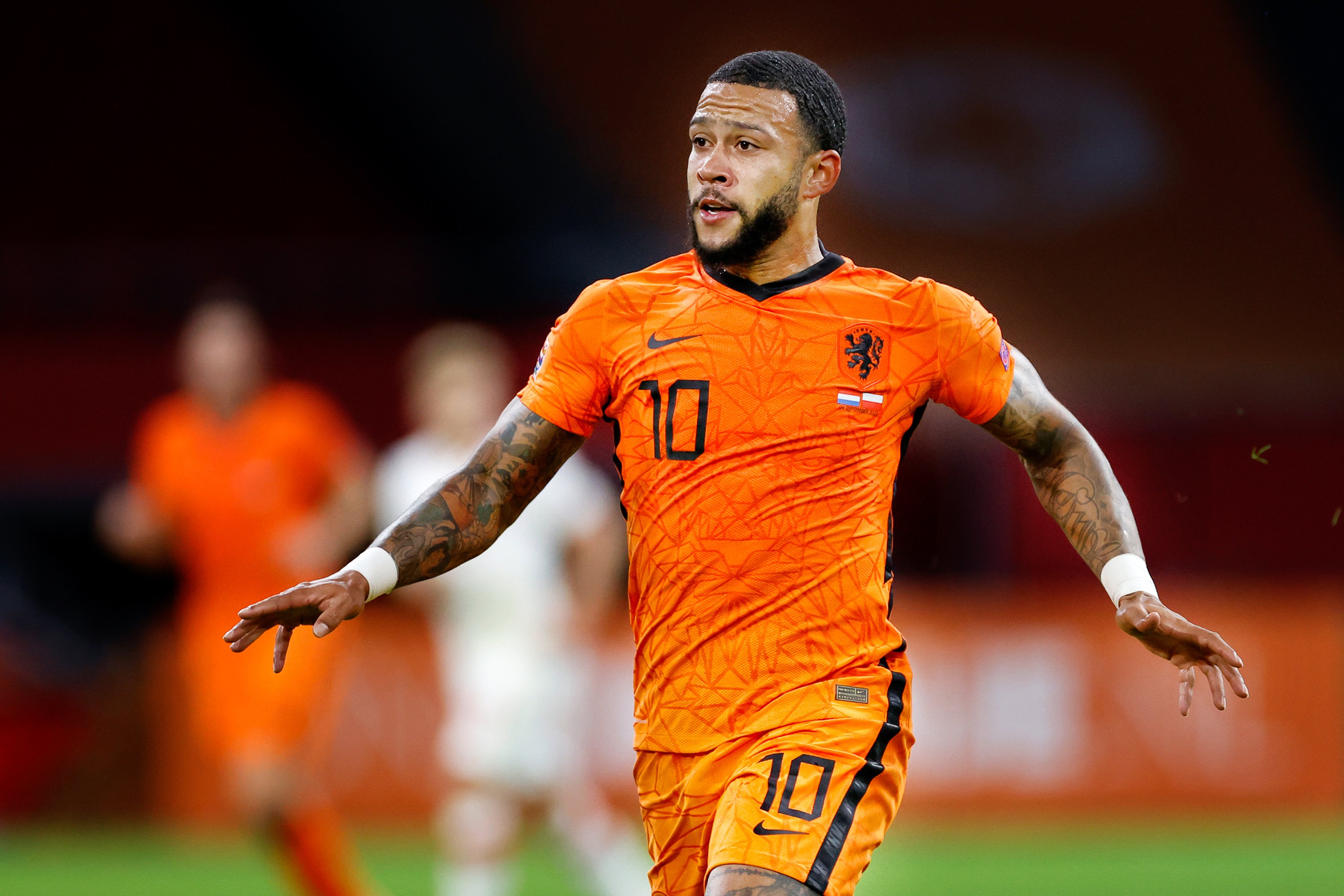 Lío en Twitter: el Barça pone por error a venta de Memphis Depay